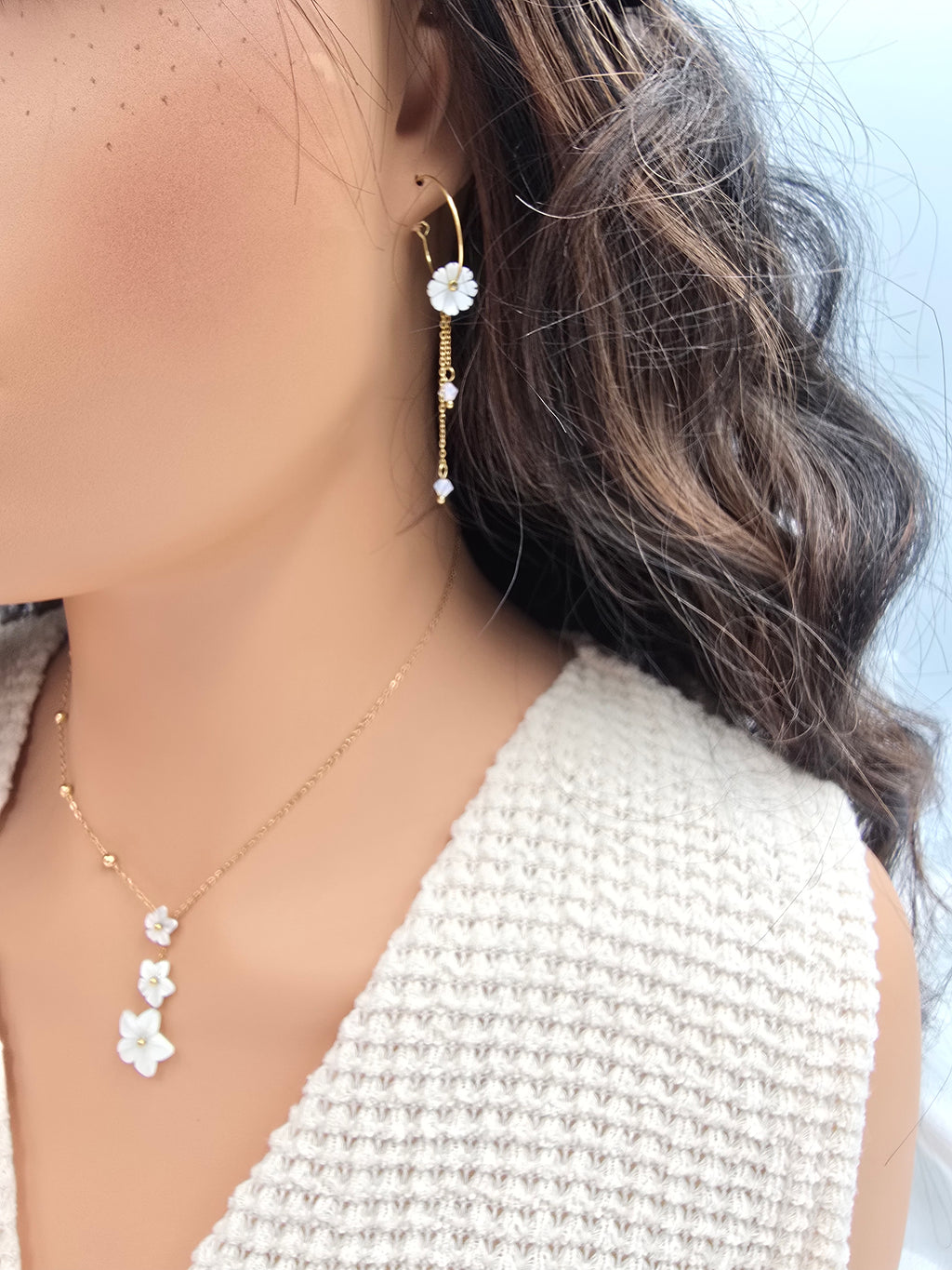 Boucles d'Oreilles ELINE | Créole Fleur Nacrée & Chaînes Cristaux | Or et Âme Bijoux