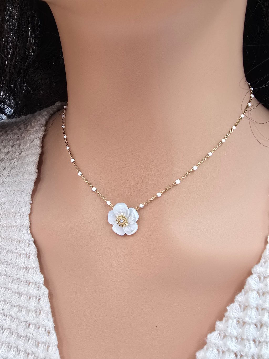 Collier Éline – Fleur de Nacre & Chaîne Dorée Perlée | Acier Inoxydable