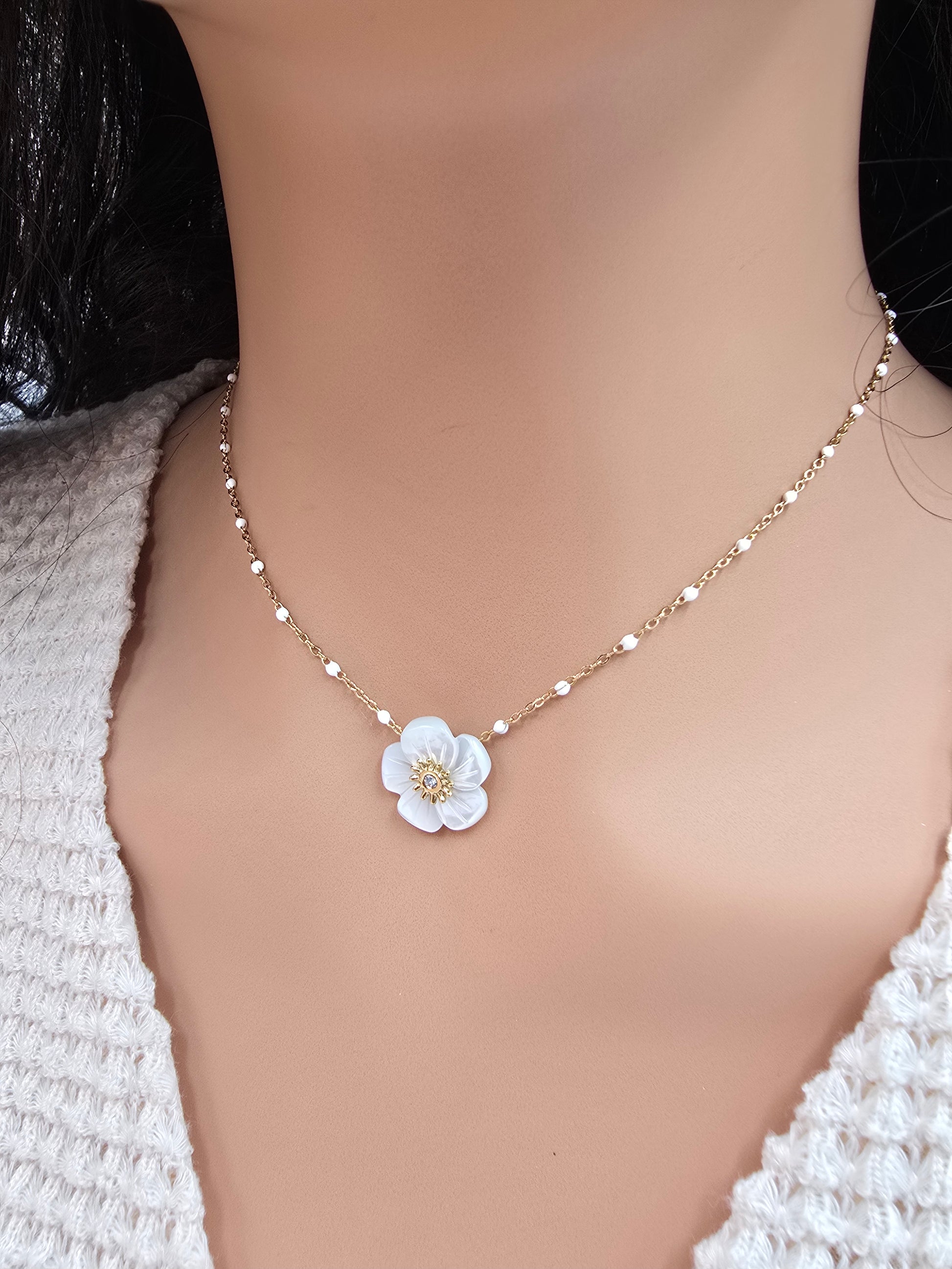 Collier Éline – Fleur de Nacre & Chaîne Dorée Perlée | Acier Inoxydable