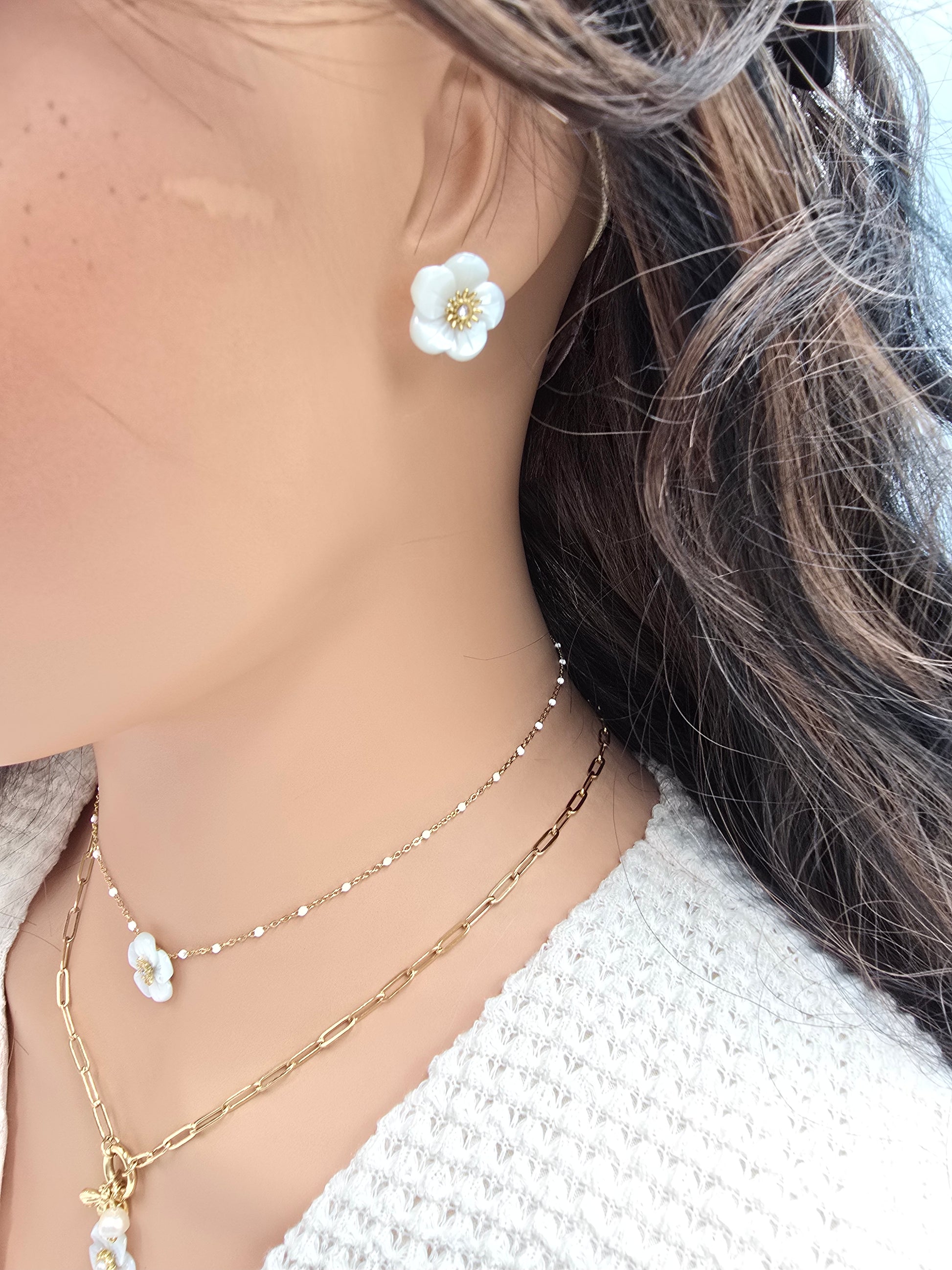 Collier Éline – Fleur de Nacre & Chaîne Dorée Perlée | Acier Inoxydable