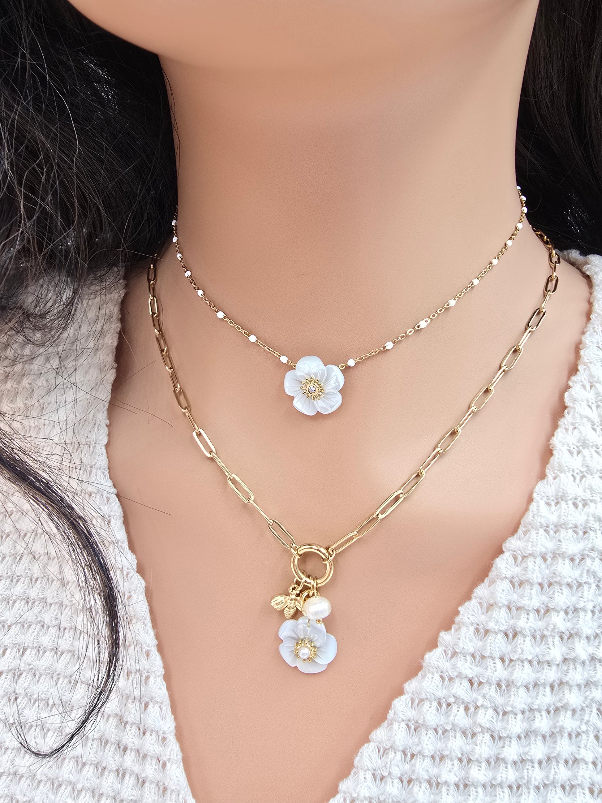 Collier Éline – Fleur de Nacre & Chaîne Dorée Perlée | Acier Inoxydable
