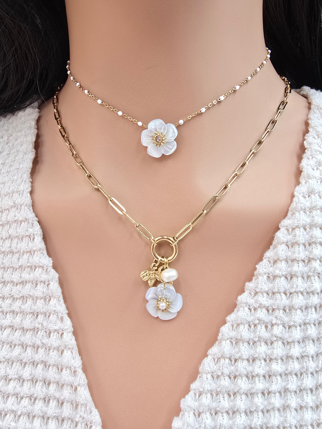 Collier Éline – Fleur de Nacre & Chaîne Dorée Perlée | Acier Inoxydable