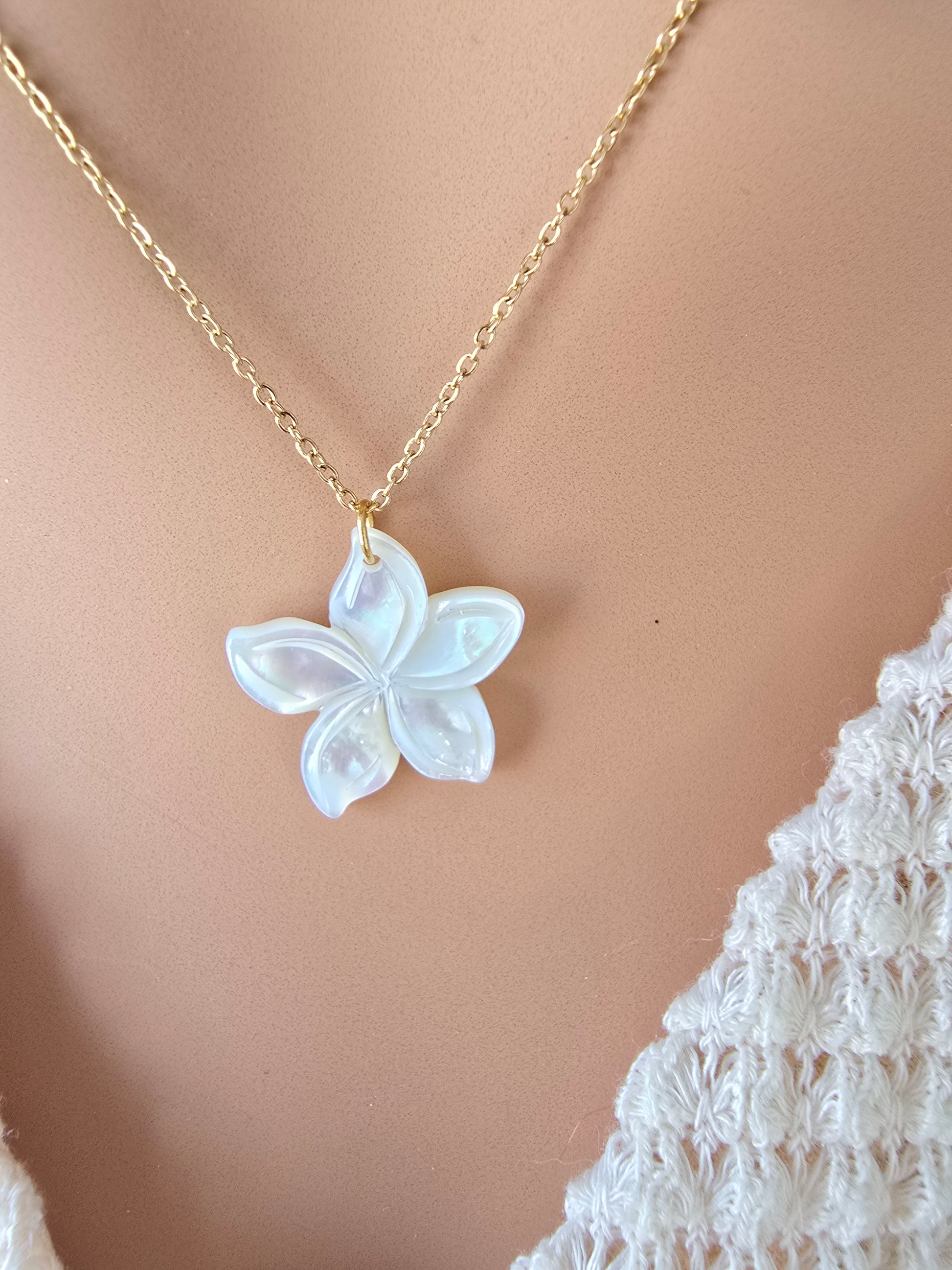 Collier Lilo – Grande Fleur de Nacre