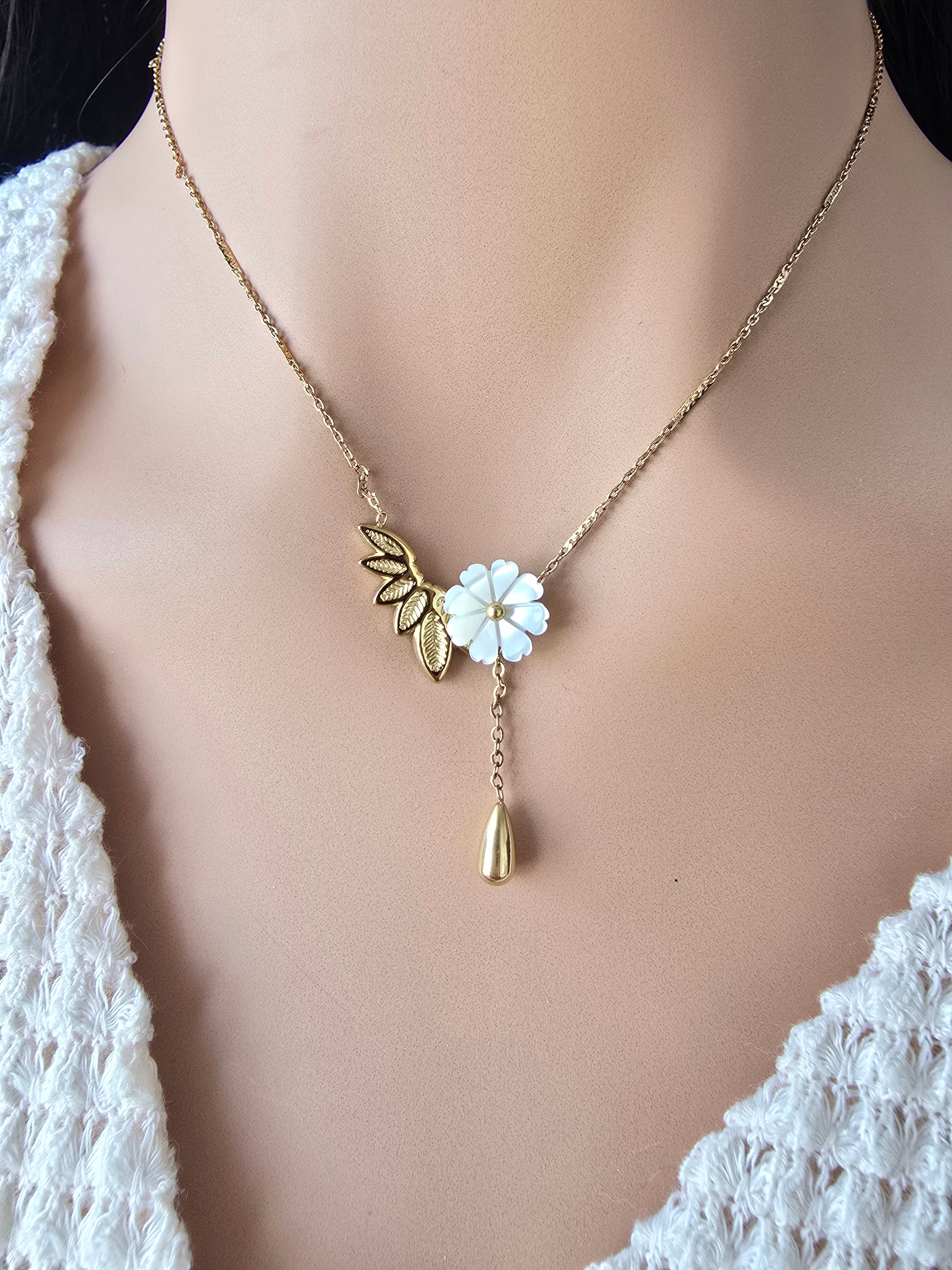 Collier Lilou – Fleur de Nacre & Feuilles Dorées