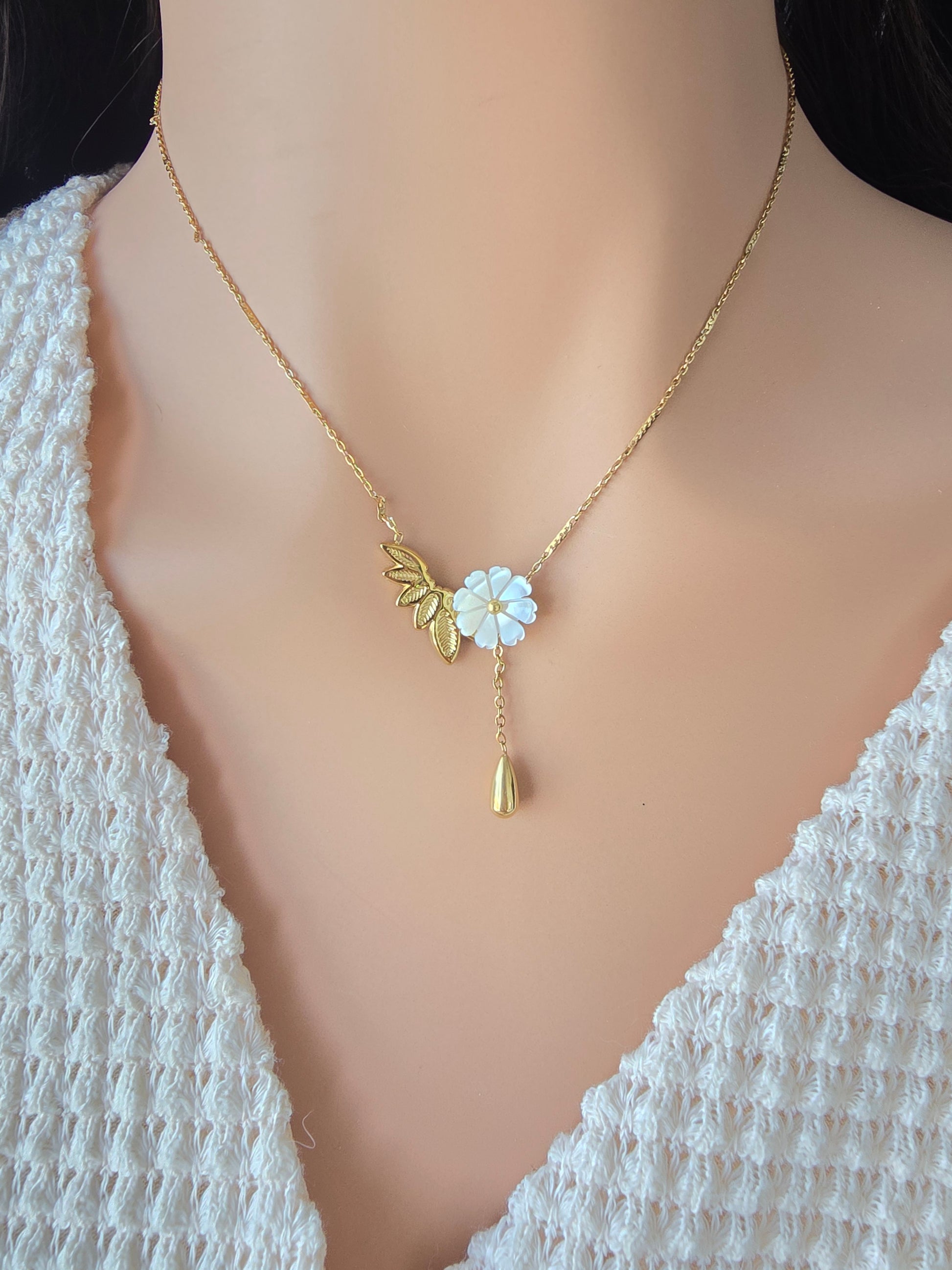 Collier Lilou – Fleur de Nacre & Feuilles Dorées