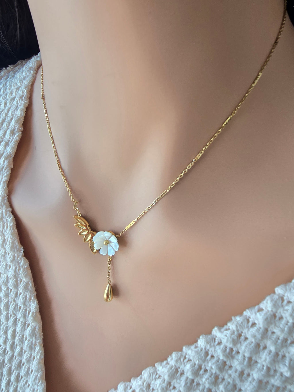 Collier Lilou – Fleur de Nacre & Feuilles Dorées