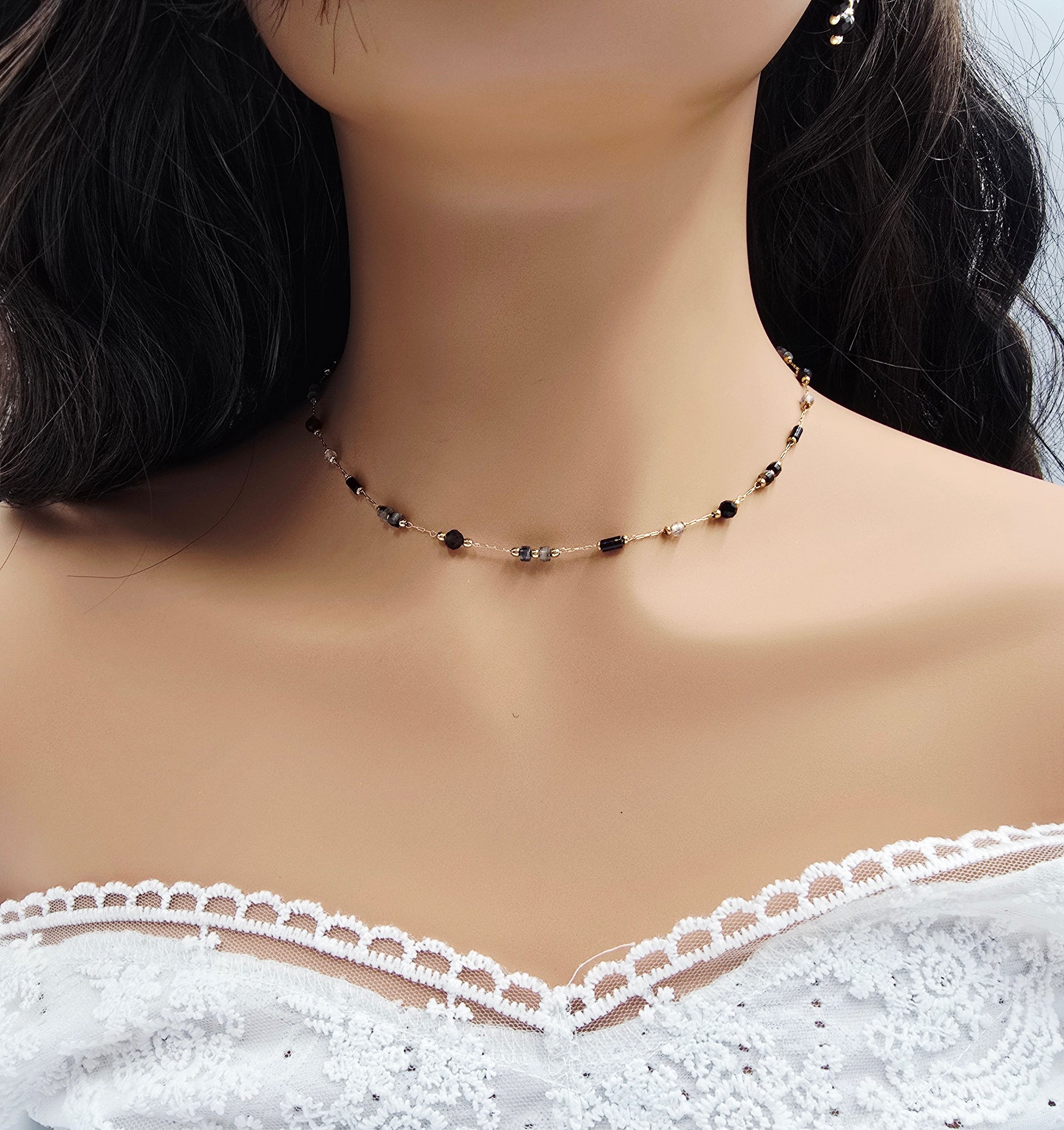 Collier Joye – Chaîne Dorée & Pierres Naturelles