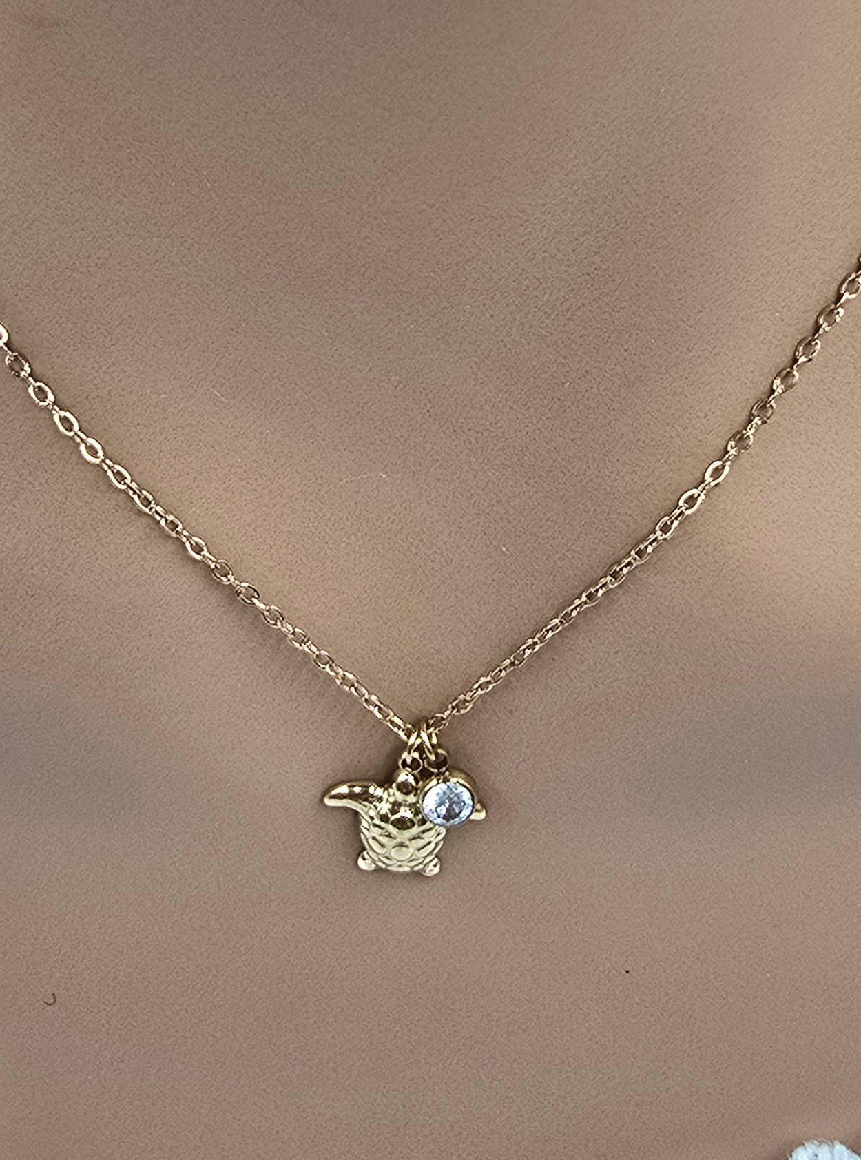Collier Oly – Pendentif Tortue & Cristal Doré