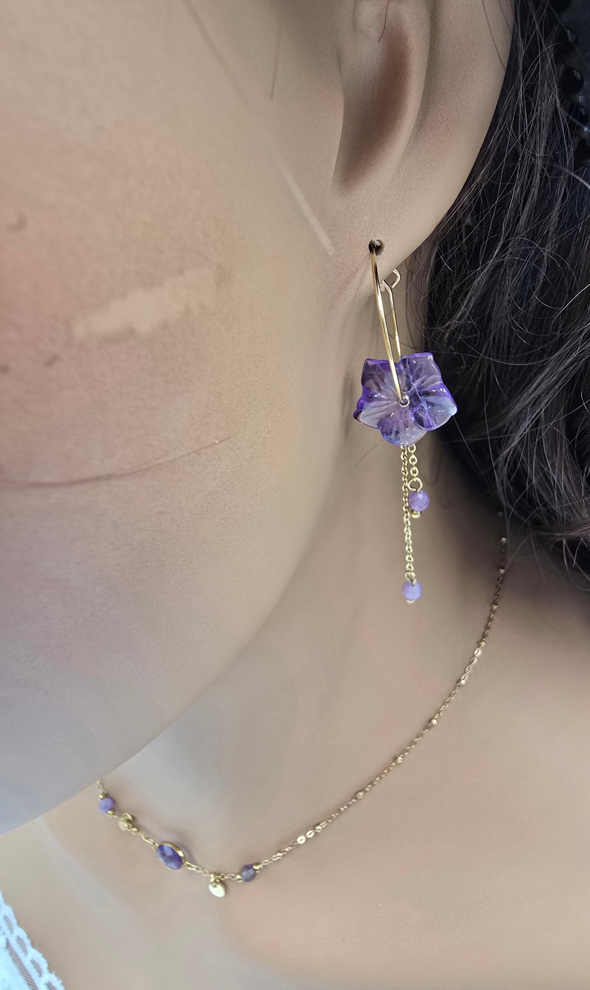 Boucles d'Oreilles Fani – Créoles Fleur en Pierre Naturelle & Chaînes Pendantes