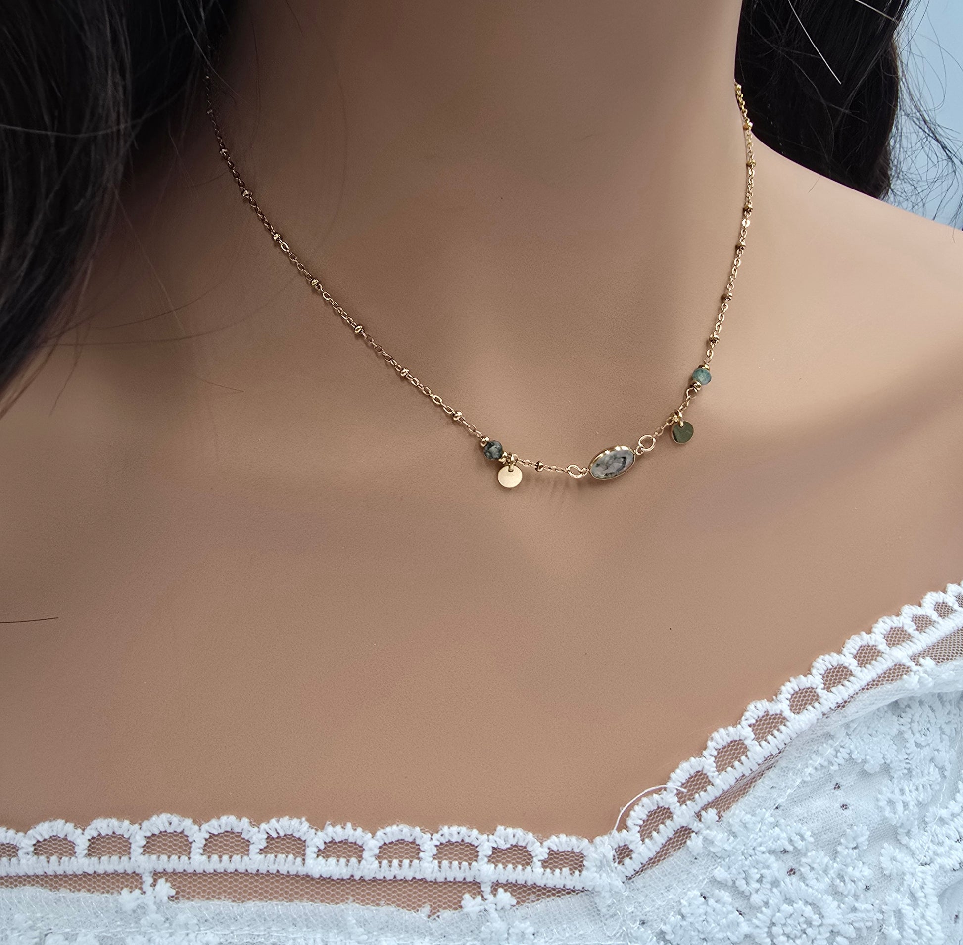 Collier Maurine – Pierre Naturelle & Sequins Dorés