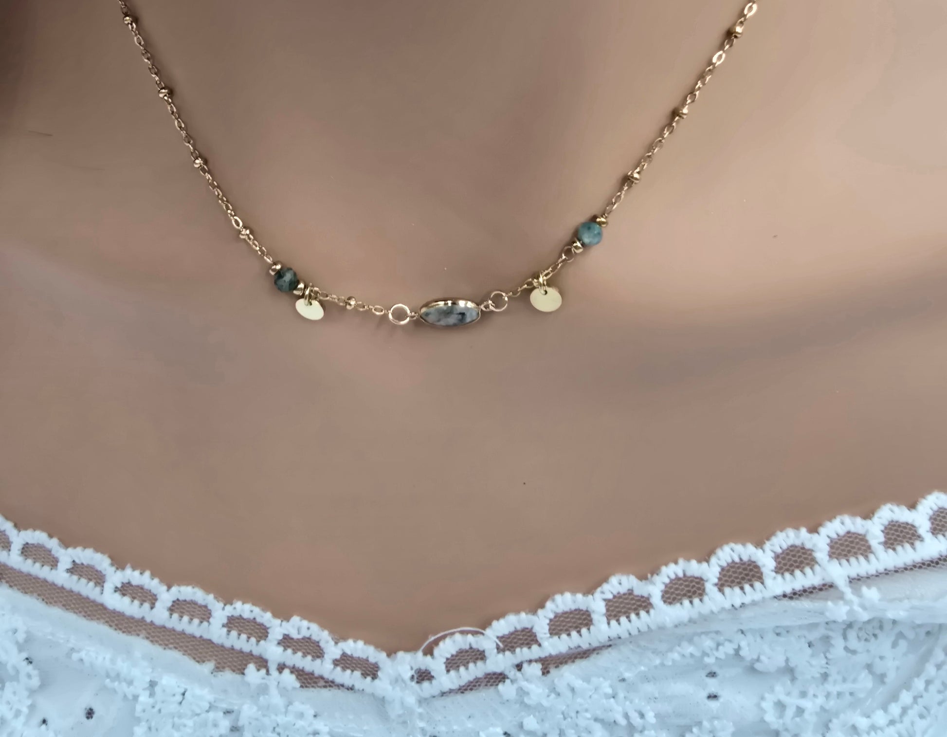 Collier Maurine – Pierre Naturelle & Sequins Dorés