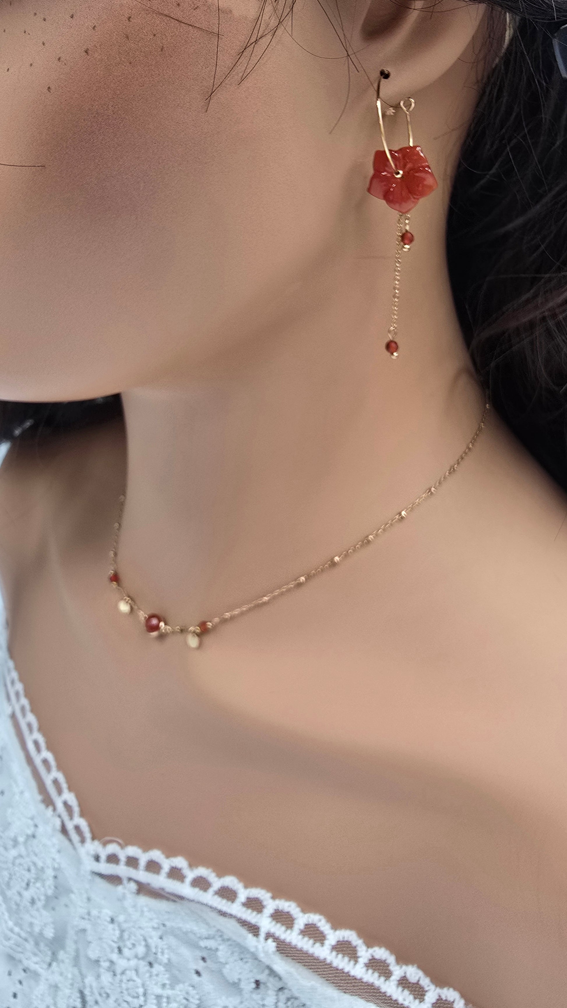 Boucles d'Oreilles Fani – Créoles Fleur en Pierre Naturelle & Chaînes Pendantes