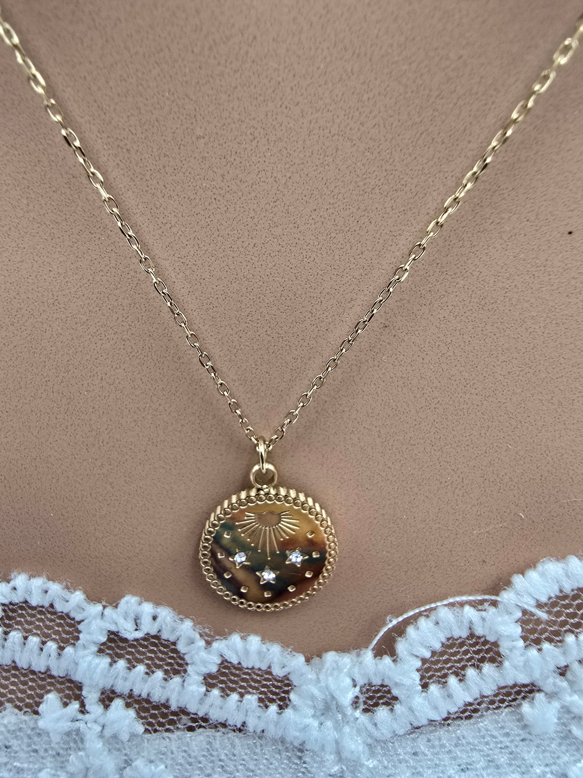 Collier Talia – 3 Rangs Lune, Médaillon Étoiles & Maille Grain de Café Émaillée
