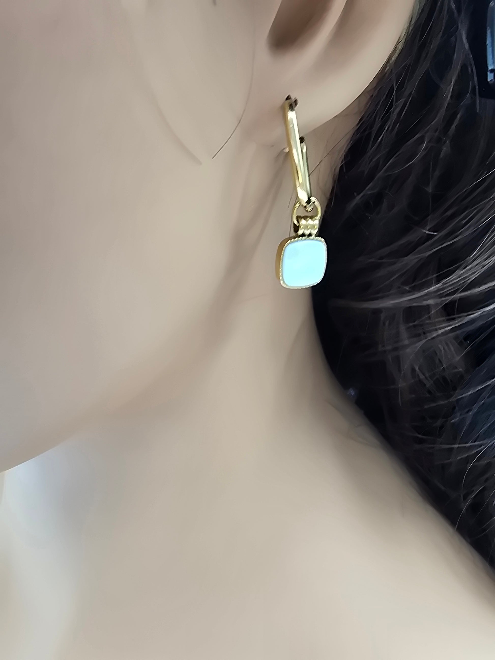 Boucles d'Oreilles Sandi – Créoles Dorées & Nacre
