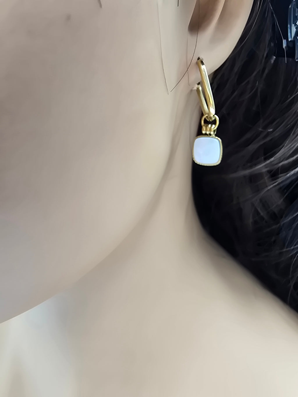 Boucles d'Oreilles Sandi – Créoles Dorées & Nacre
