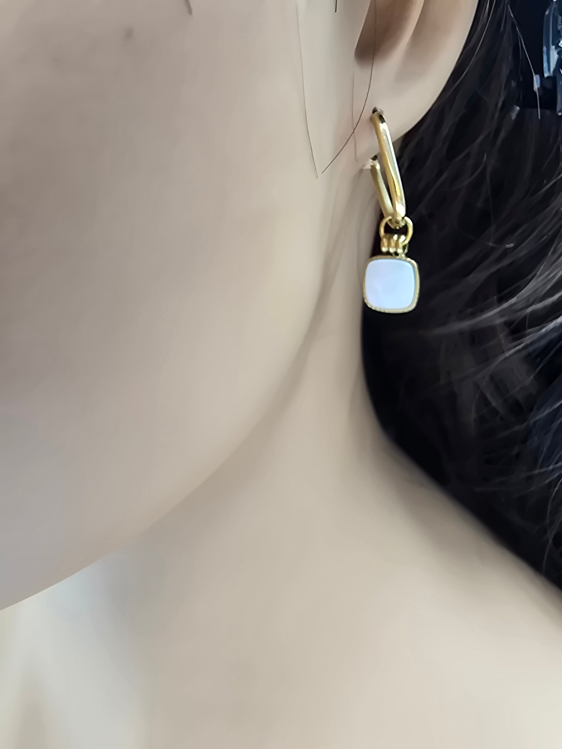 Boucles d'Oreilles Sandi – Créoles Dorées & Nacre