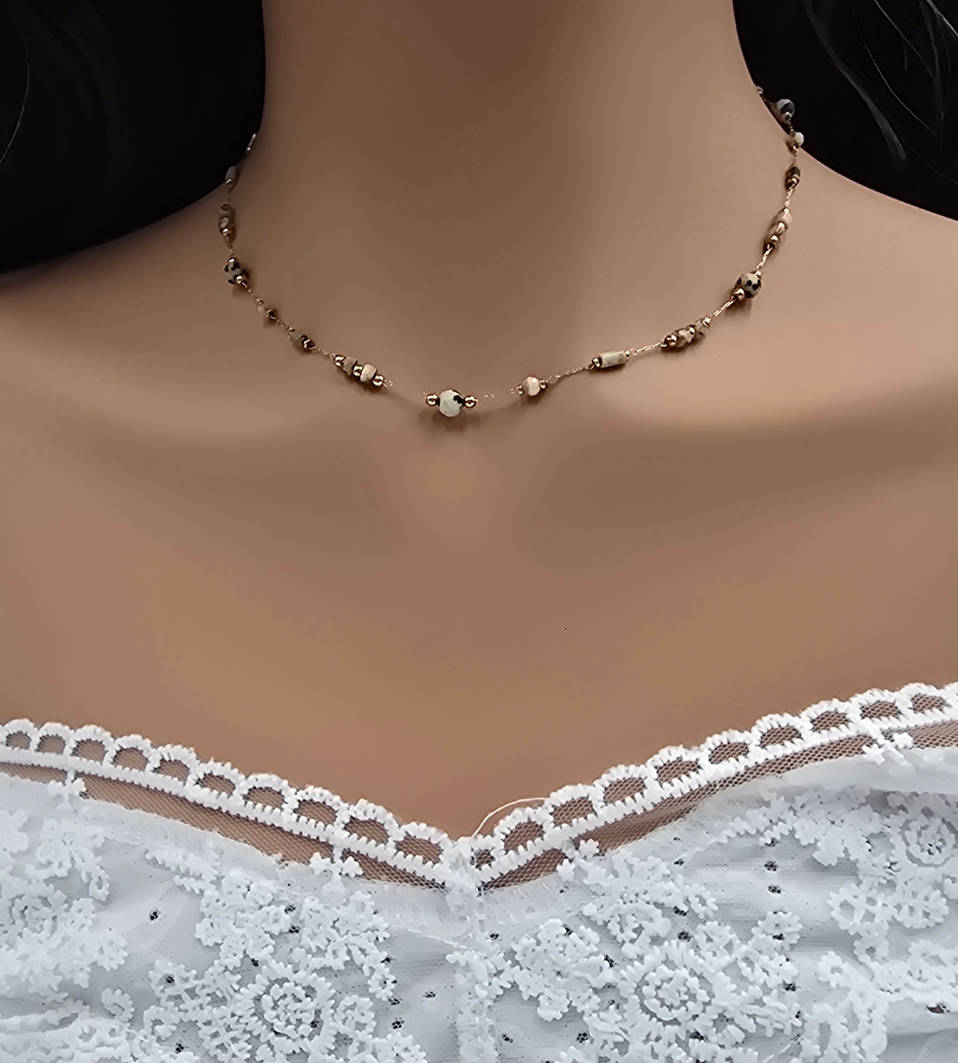 Collier Joye – Chaîne Dorée & Pierres Naturelles