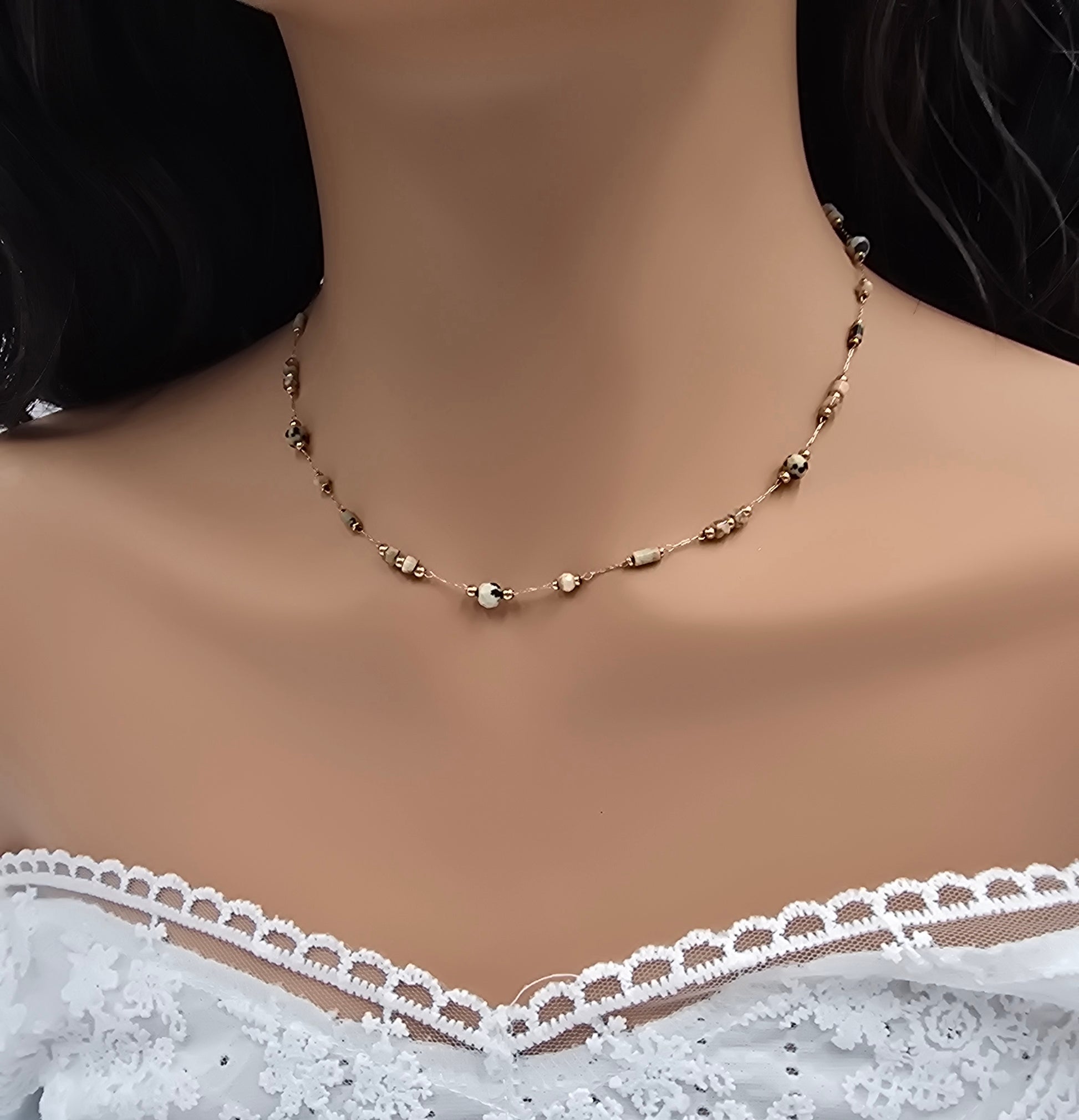 Collier Joye – Chaîne Dorée & Pierres Naturelles