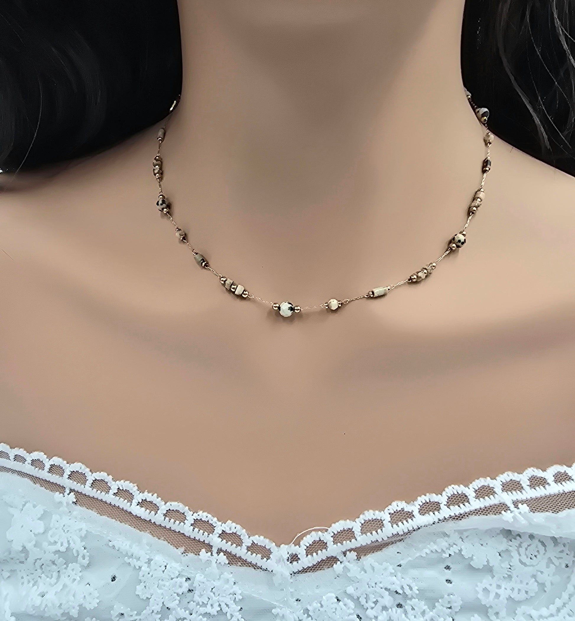Collier Joye – Chaîne Dorée & Pierres Naturelles