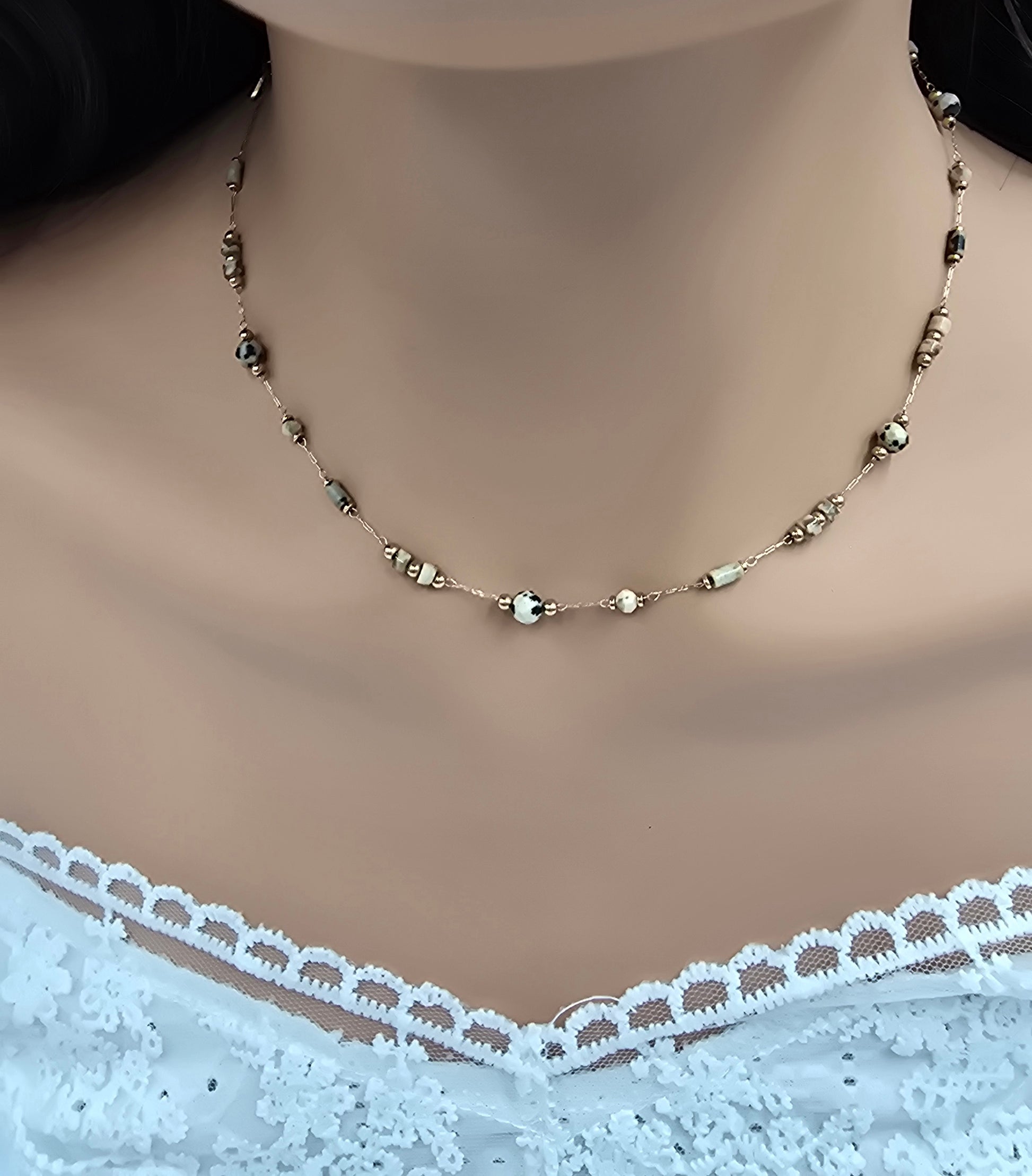 Collier Joye – Chaîne Dorée & Pierres Naturelles