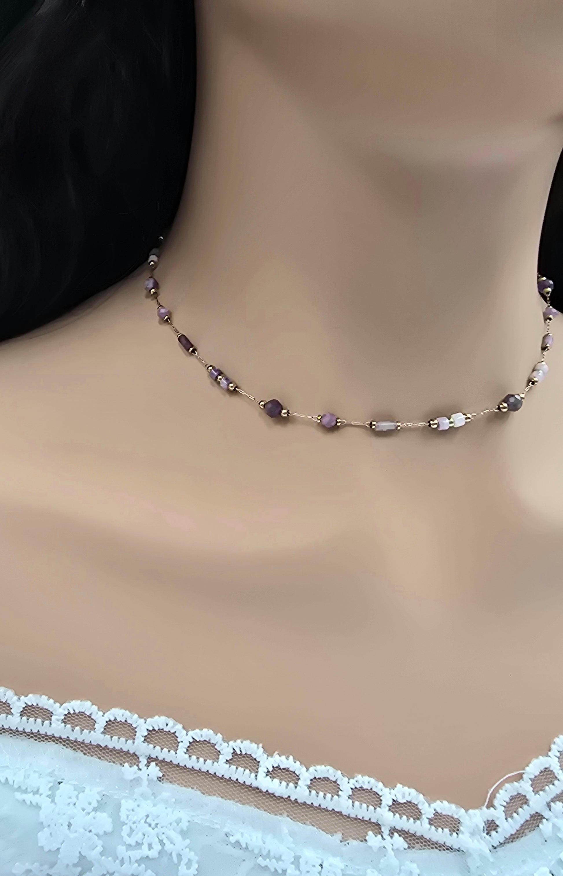 Collier Joye – Chaîne Dorée & Pierres Naturelles