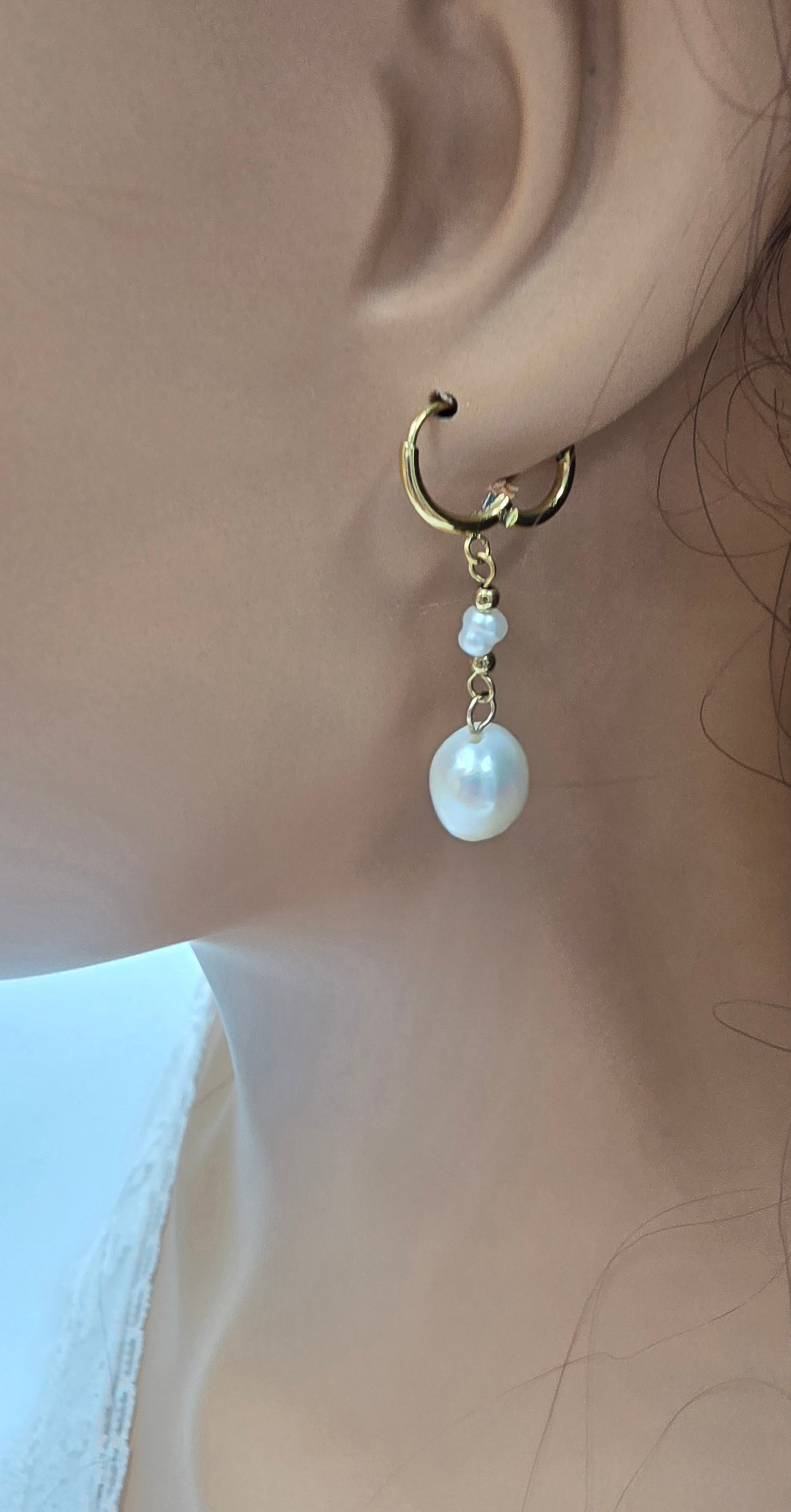 Boucles d'Oreilles Perla – Créoles Dorées & Perles d'Eau Douce Baroques