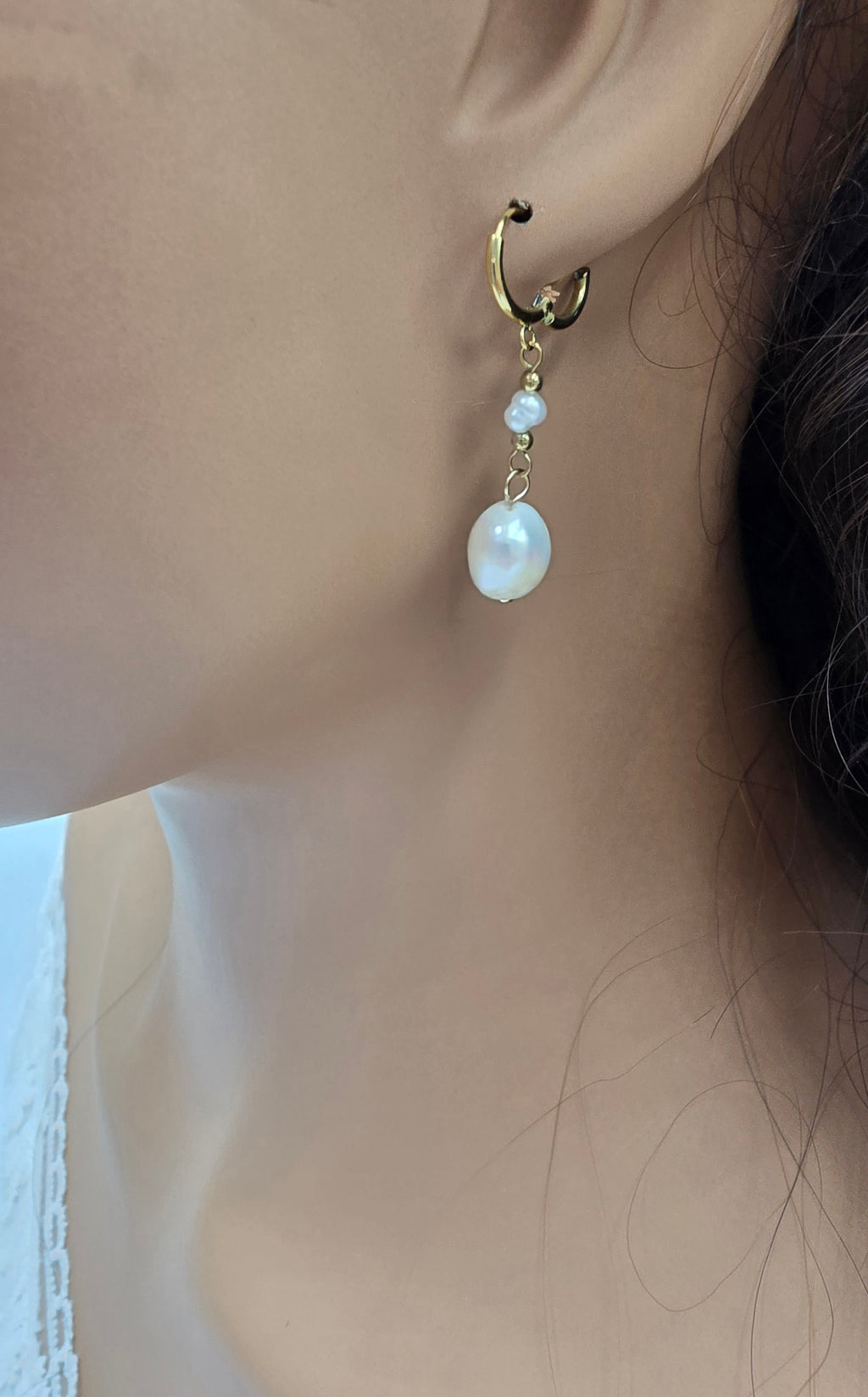 Boucles d'Oreilles Perla – Créoles Dorées & Perles d'Eau Douce Baroques