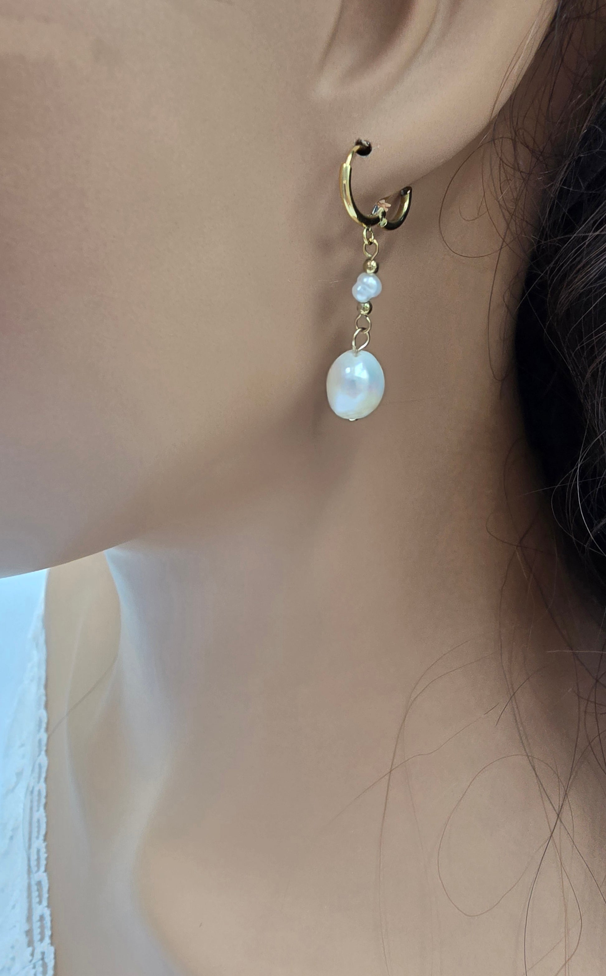 Boucles d'Oreilles Perla – Créoles Dorées & Perles d'Eau Douce Baroques