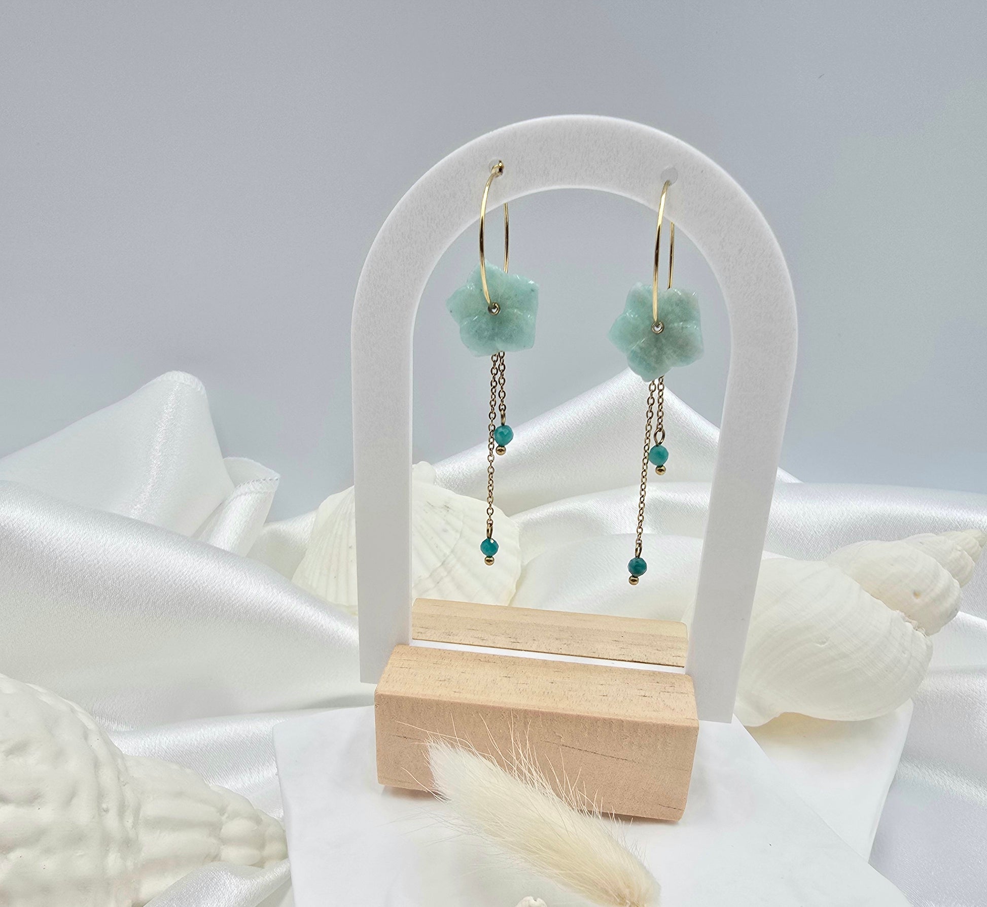 Boucles d'Oreilles Fani – Créoles Fleur en Pierre Naturelle & Chaînes Pendantes