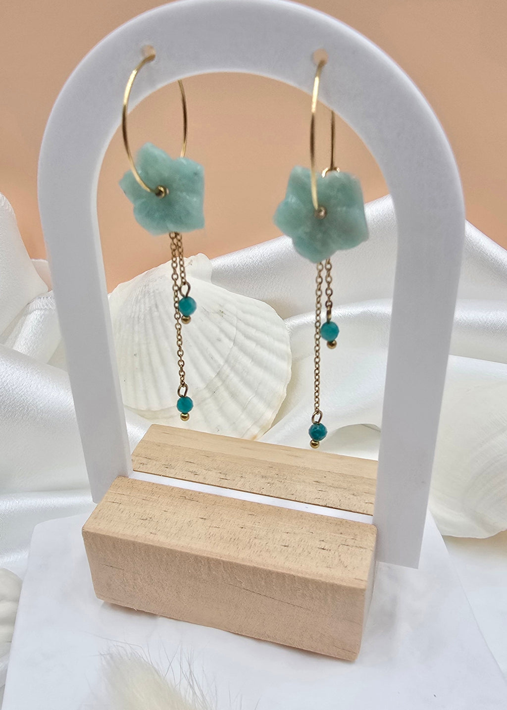 Boucles d'Oreilles Fani – Créoles Fleur en Pierre Naturelle & Chaînes Pendantes