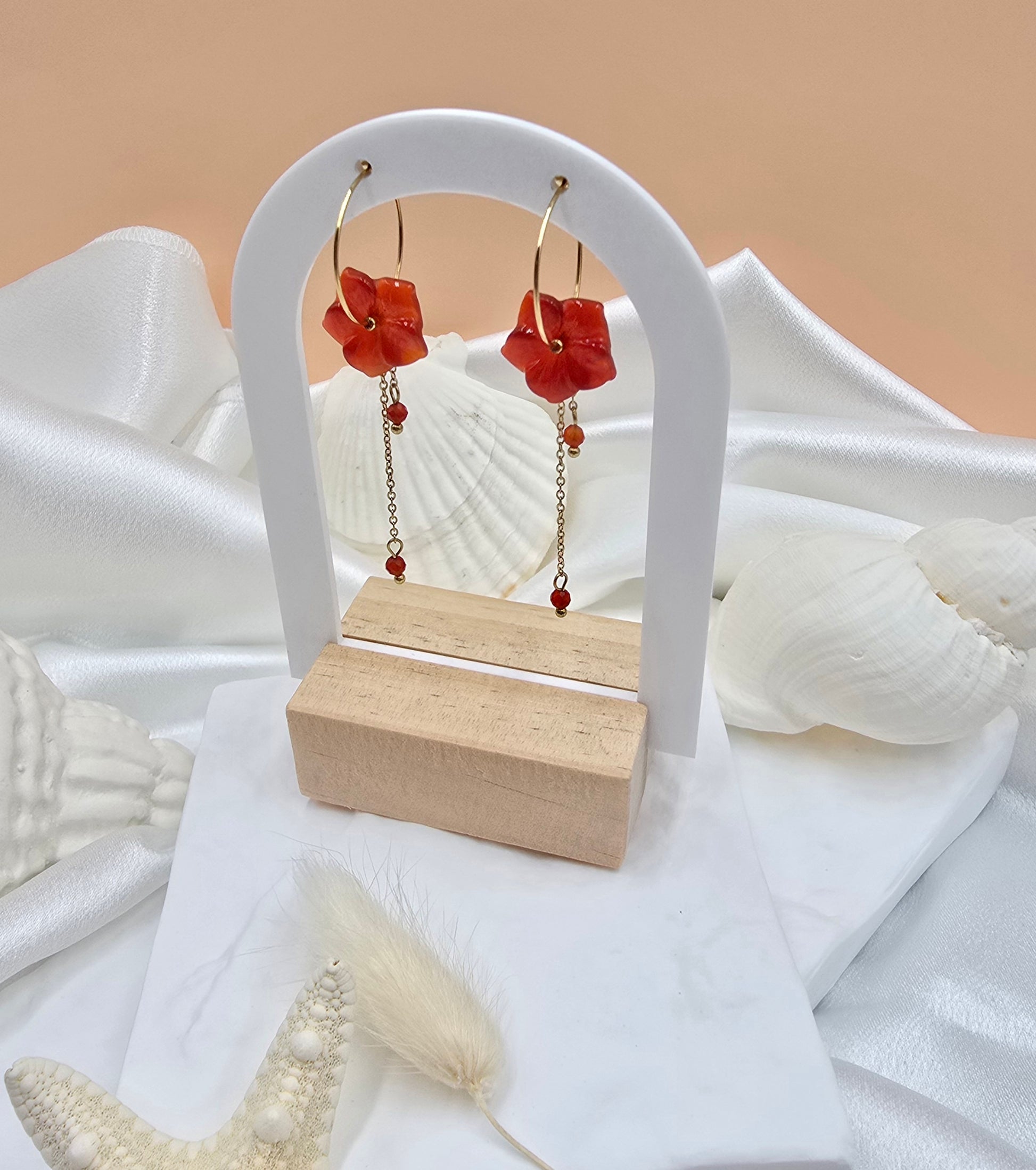 Boucles d'Oreilles Fani – Créoles Fleur en Pierre Naturelle & Chaînes Pendantes
