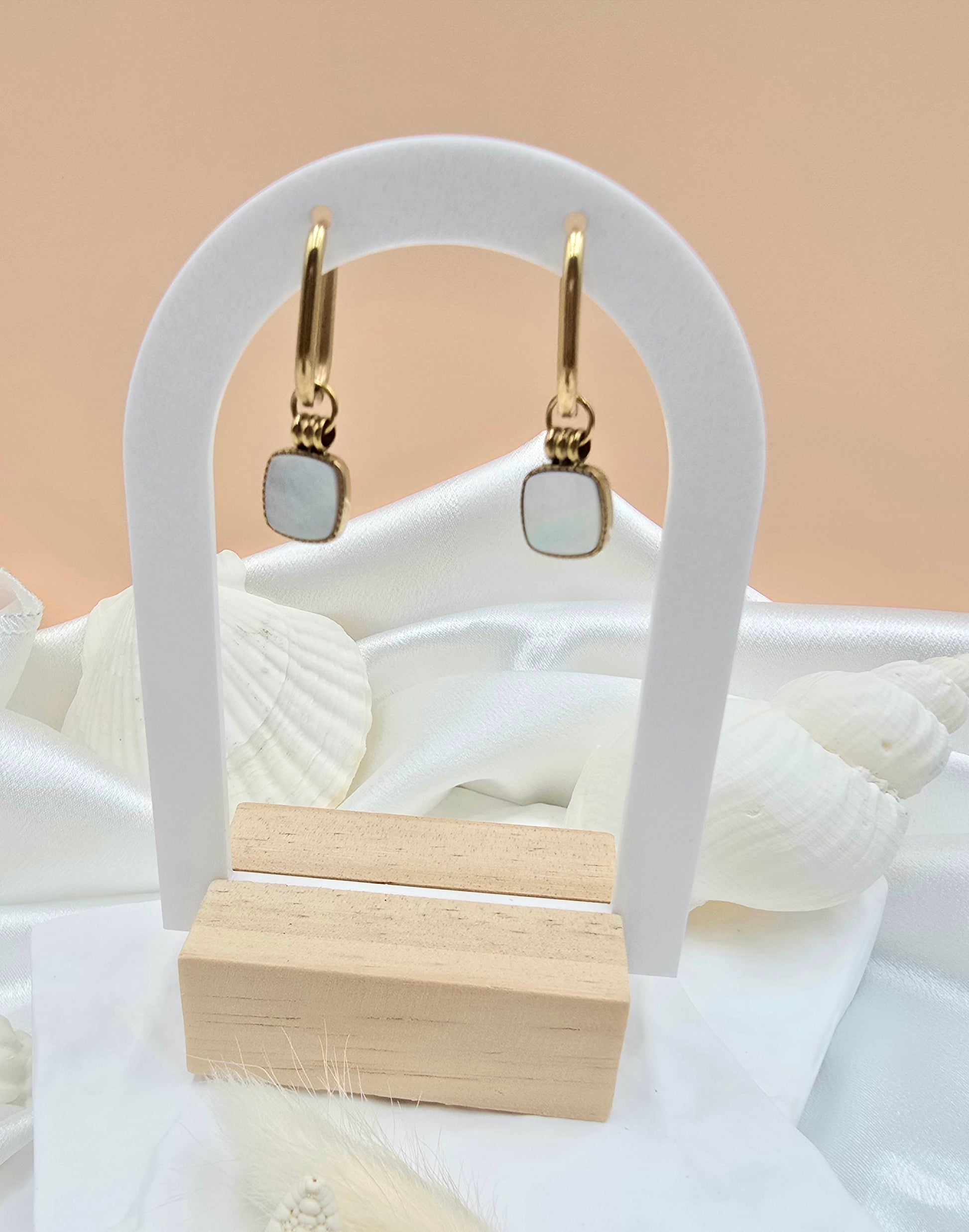 Boucles d'Oreilles Sandi – Créoles Dorées & Nacre
