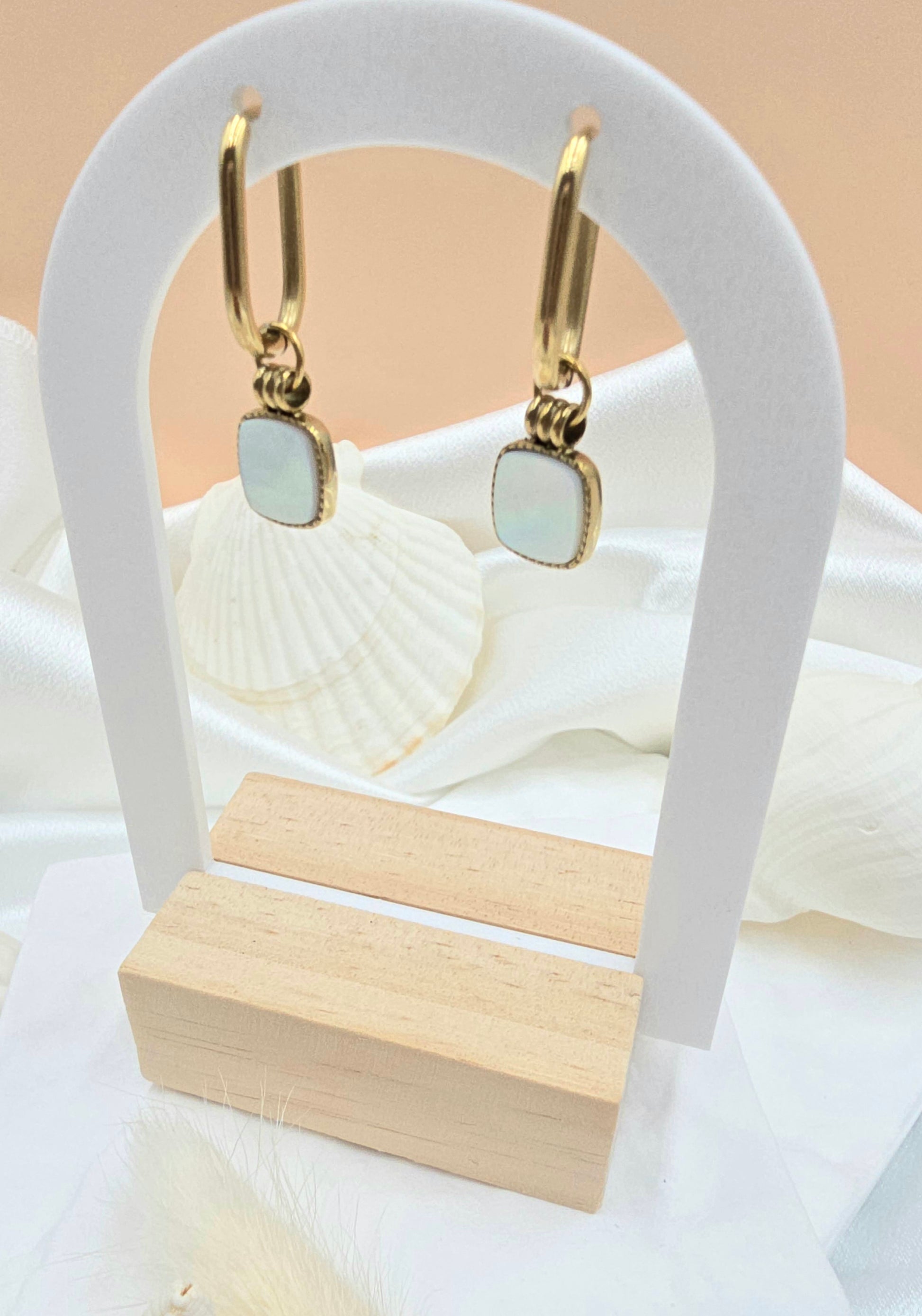 Boucles d'Oreilles Sandi – Créoles Dorées & Nacre