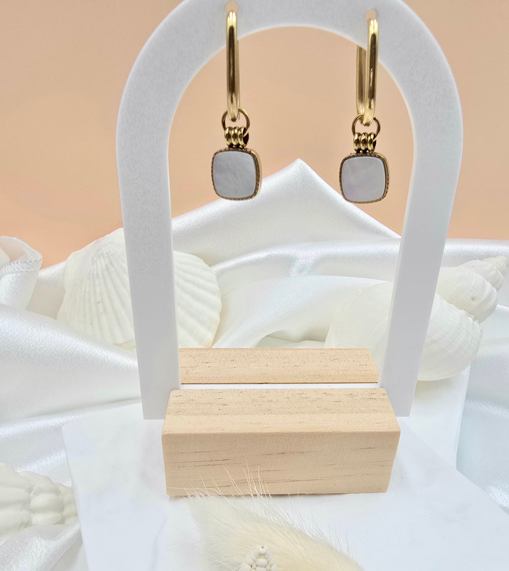 Boucles d'Oreilles Sandi – Créoles Dorées & Nacre