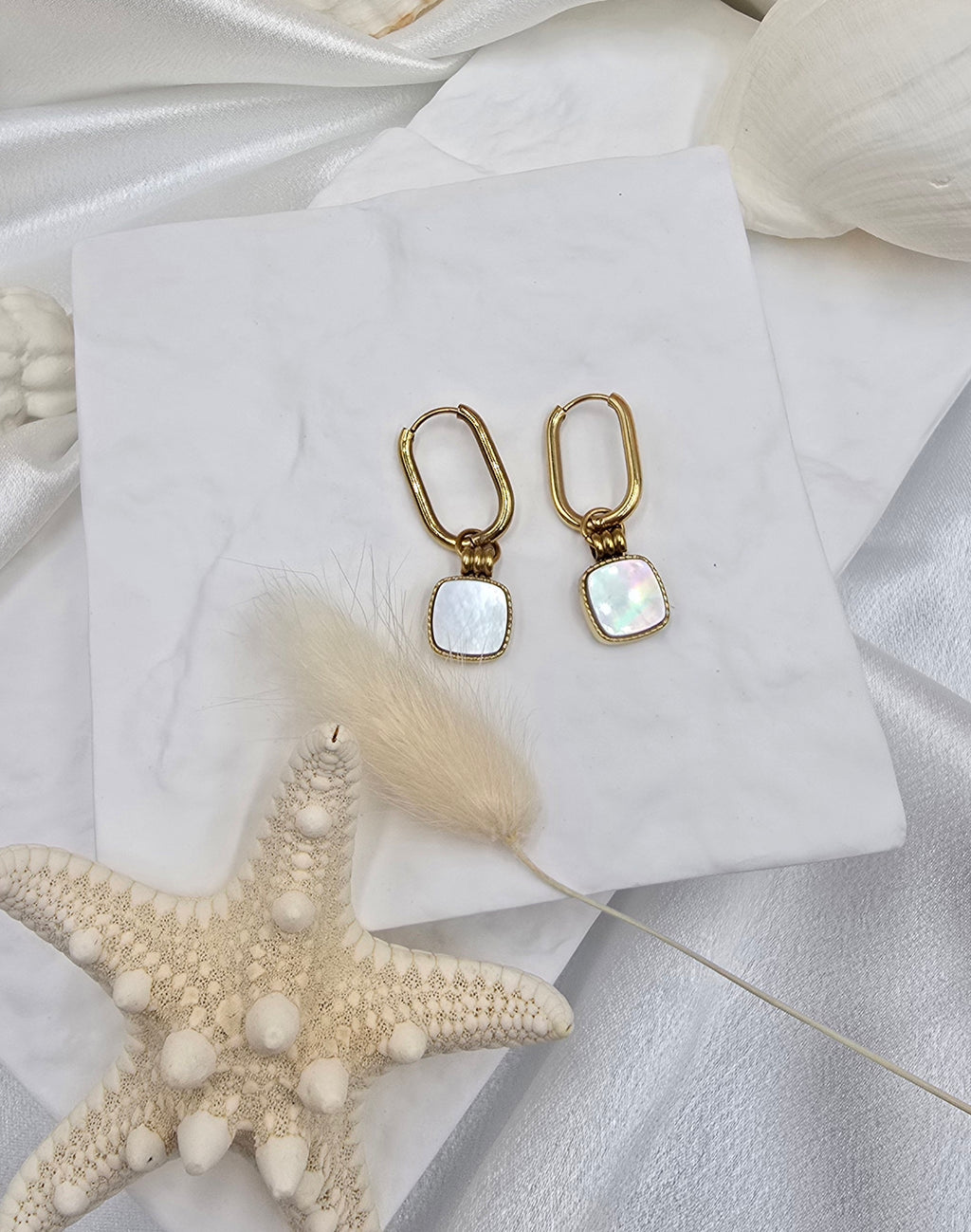 Boucles d'Oreilles Sandi – Créoles Dorées & Nacre