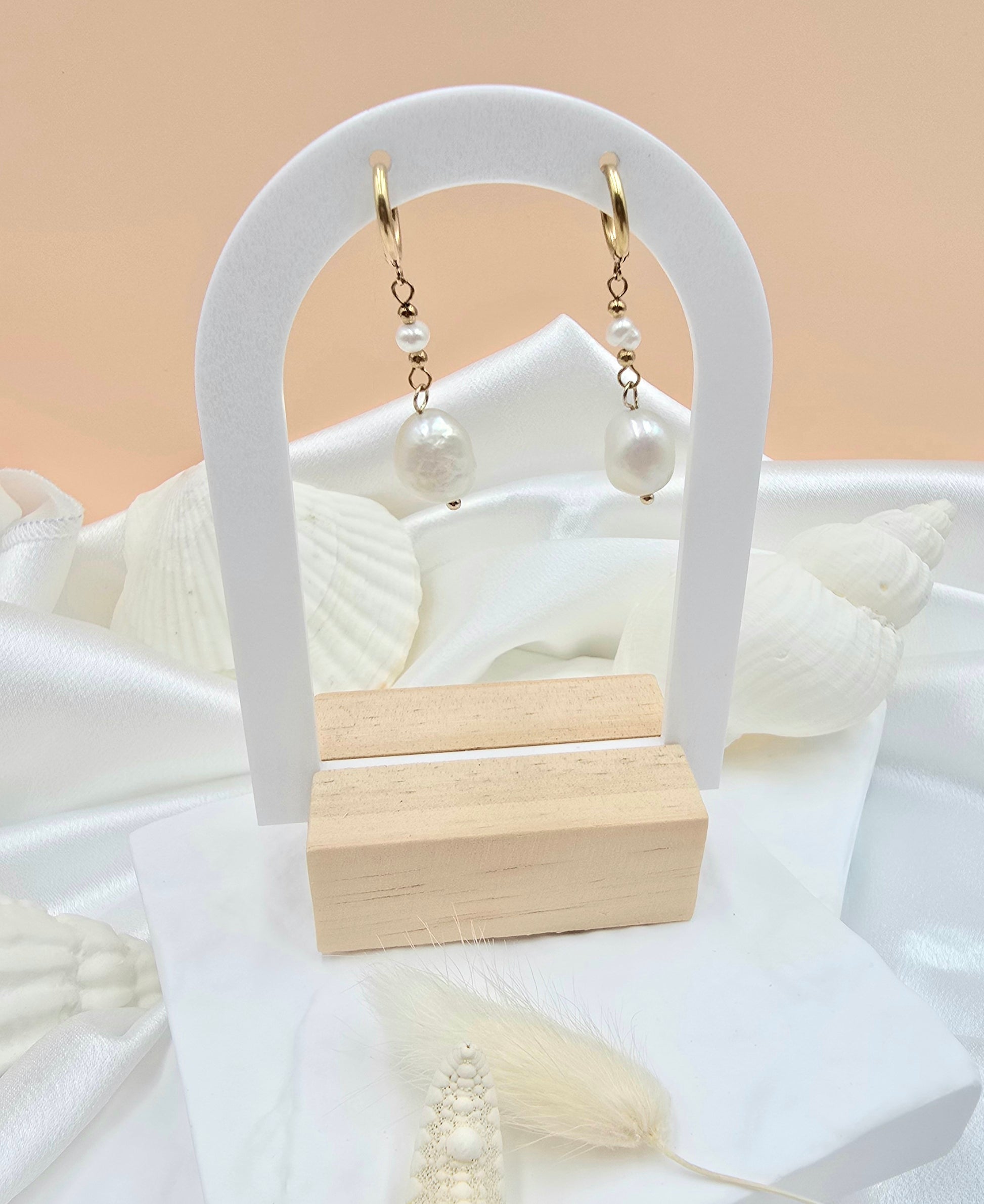 Boucles d'Oreilles Perla – Créoles Dorées & Perles d'Eau Douce Baroques