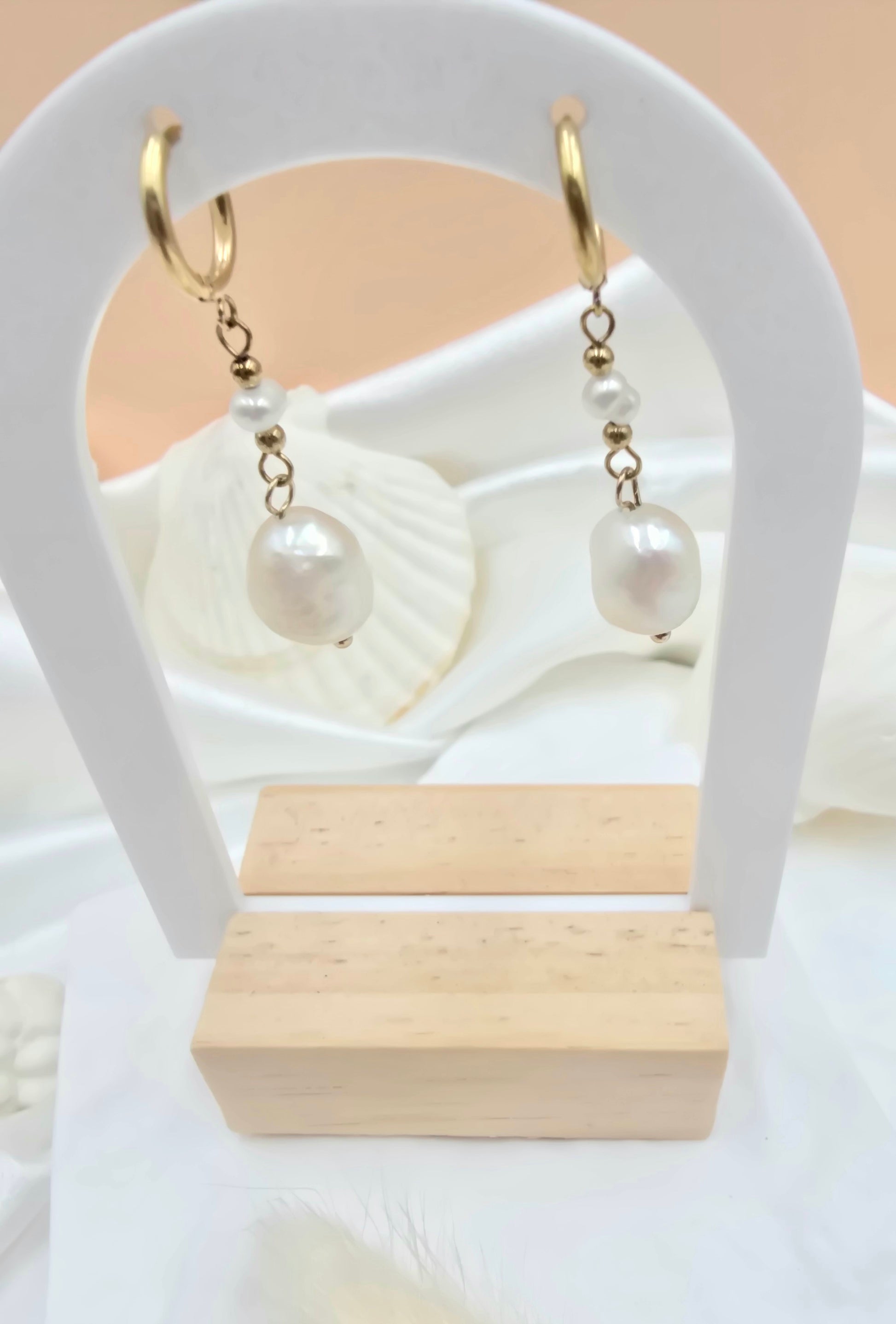 Boucles d'Oreilles Perla – Créoles Dorées & Perles d'Eau Douce Baroques