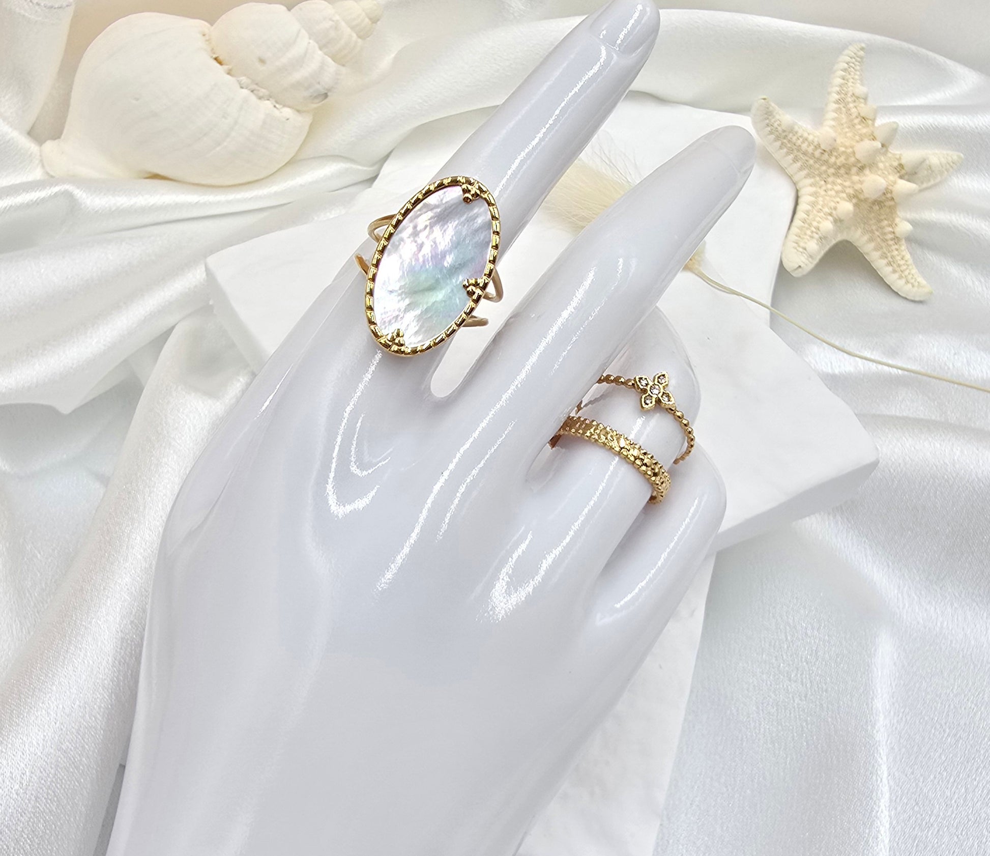 Bague Toscane – Pierre Ovale Nacre & Monture Dorée 4 Griffes