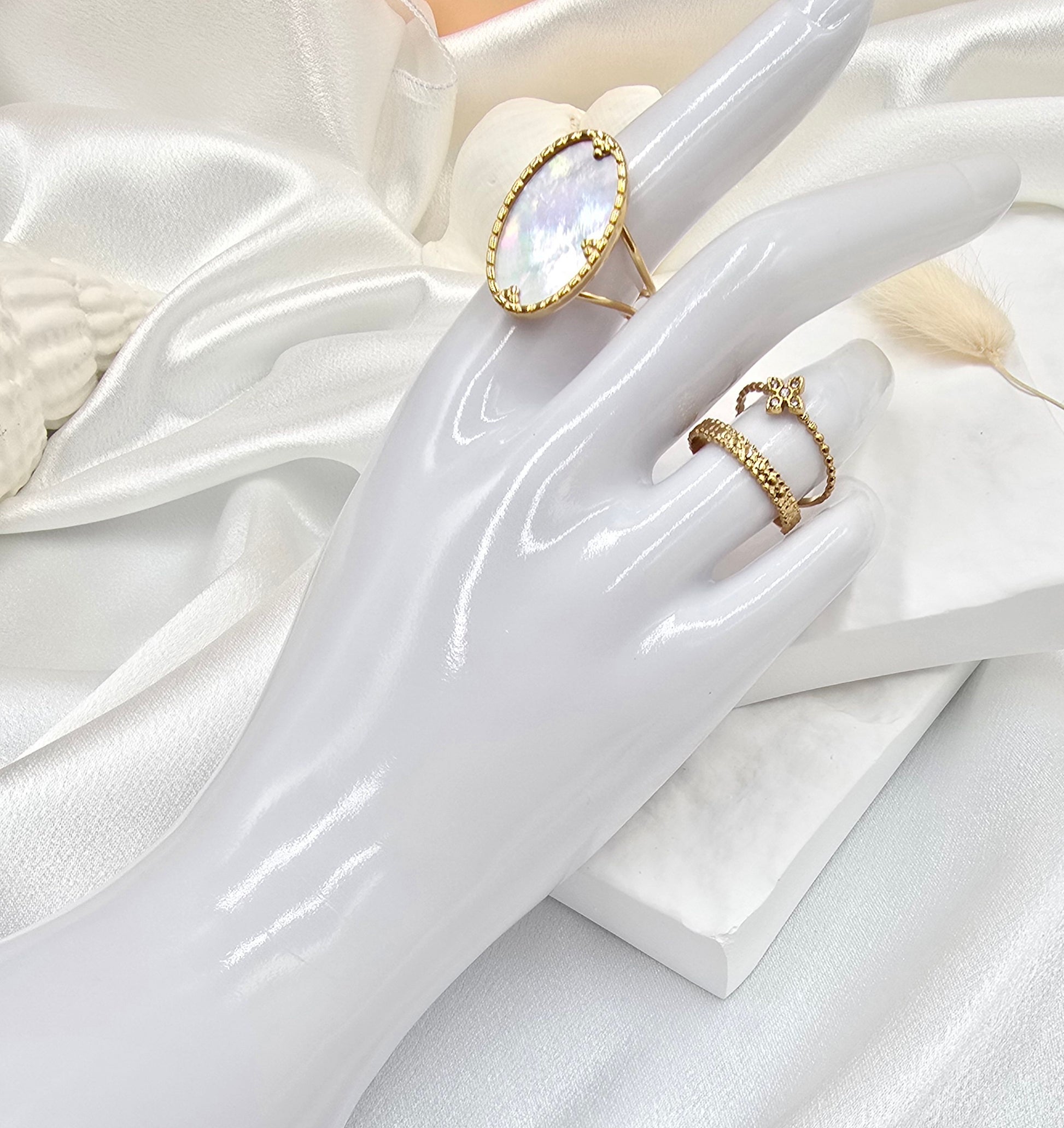 Bague Toscane – Pierre Ovale Nacre & Monture Dorée 4 Griffes