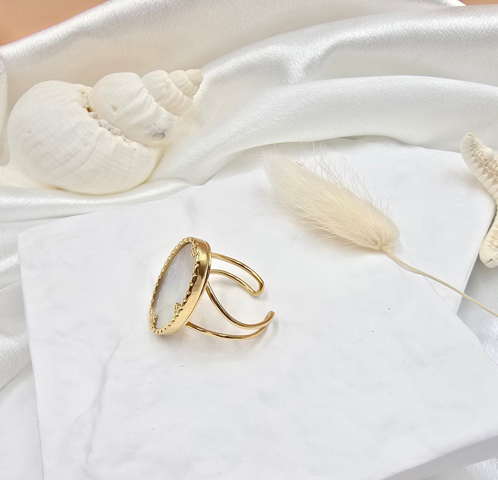 Bague Toscane – Pierre Ovale Nacre & Monture Dorée 4 Griffes