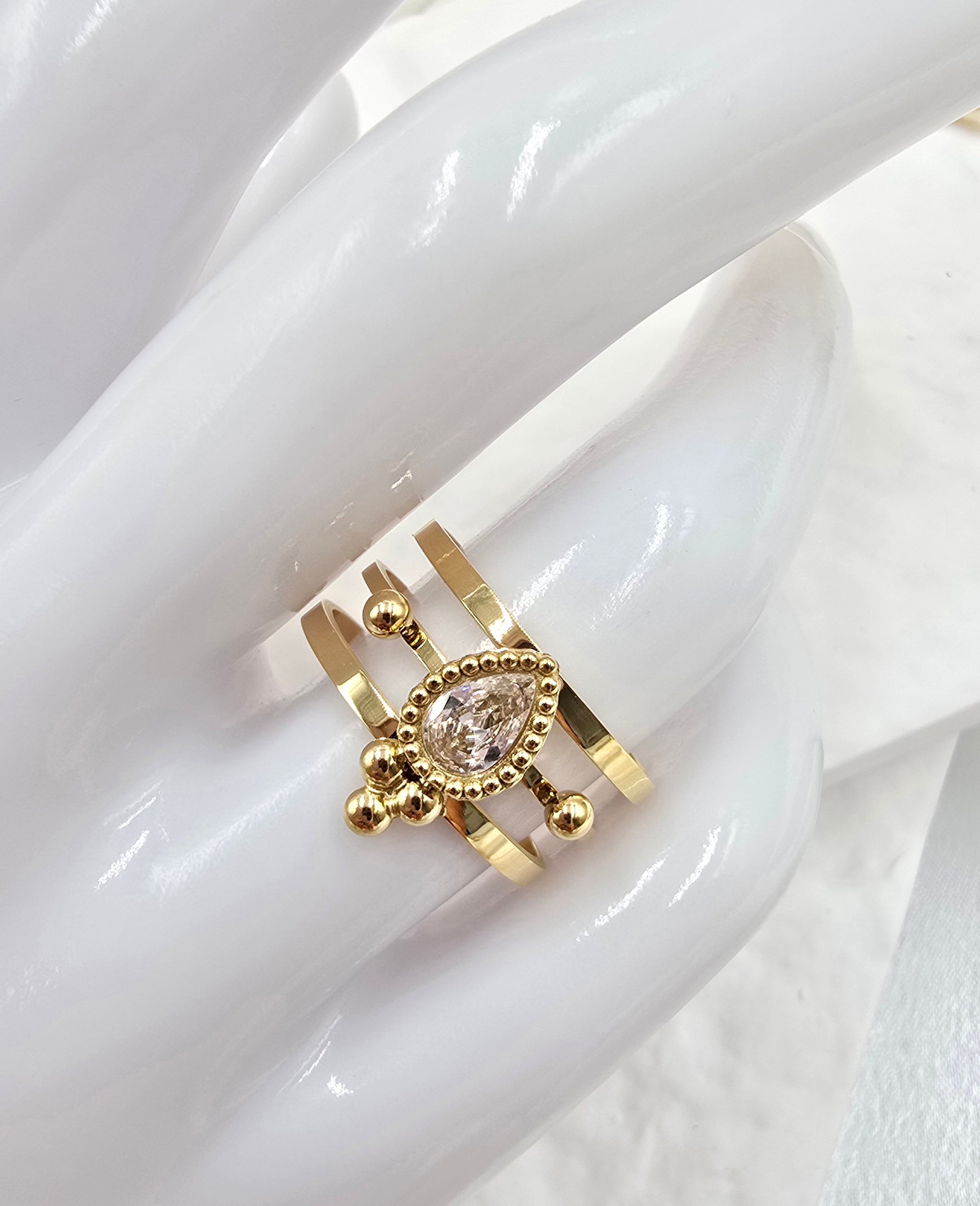 Bague Milan – Triple Anneau Doré & Cristal Goutte