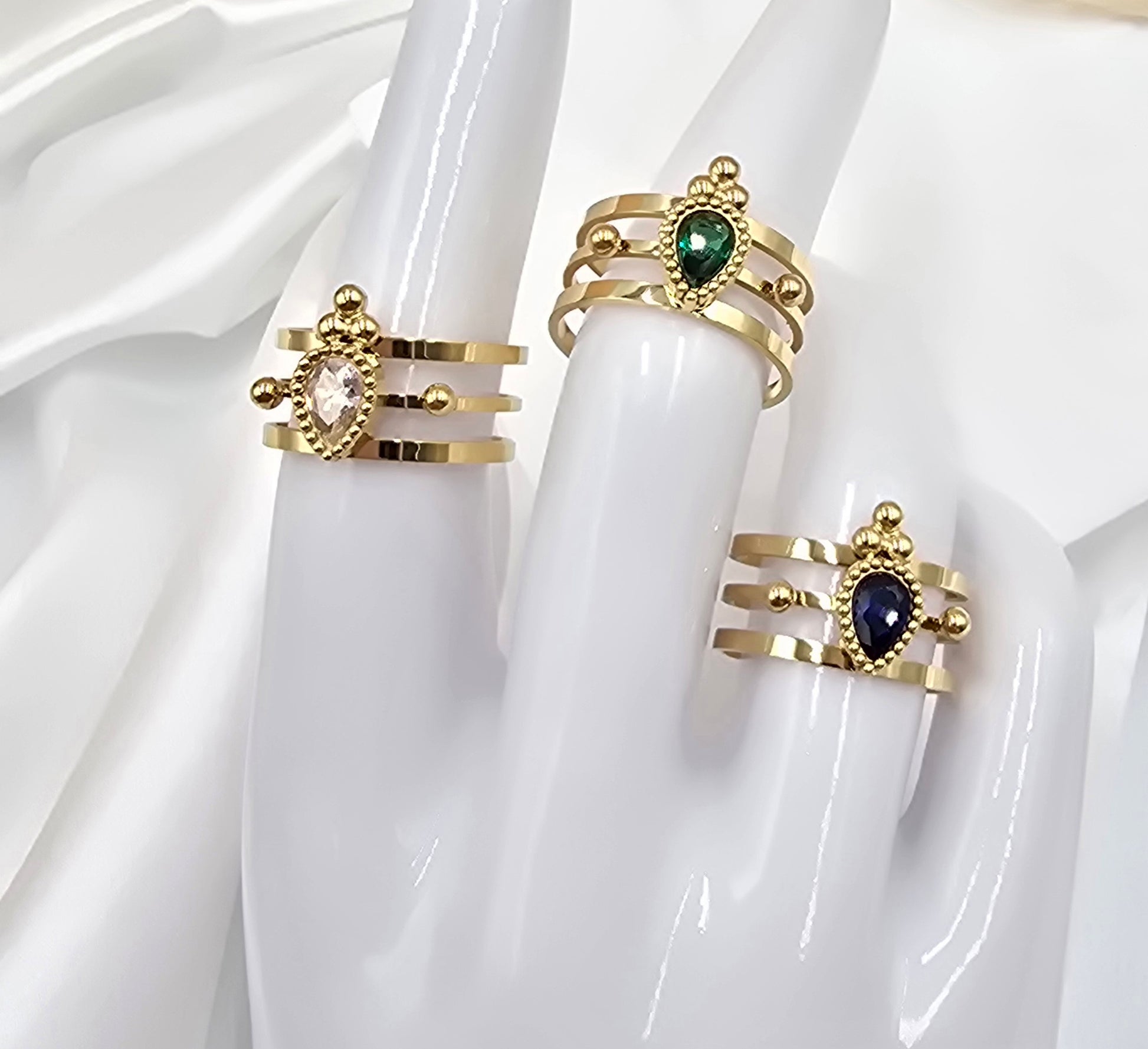 Bague Milan – Triple Anneau Doré & Cristal Goutte