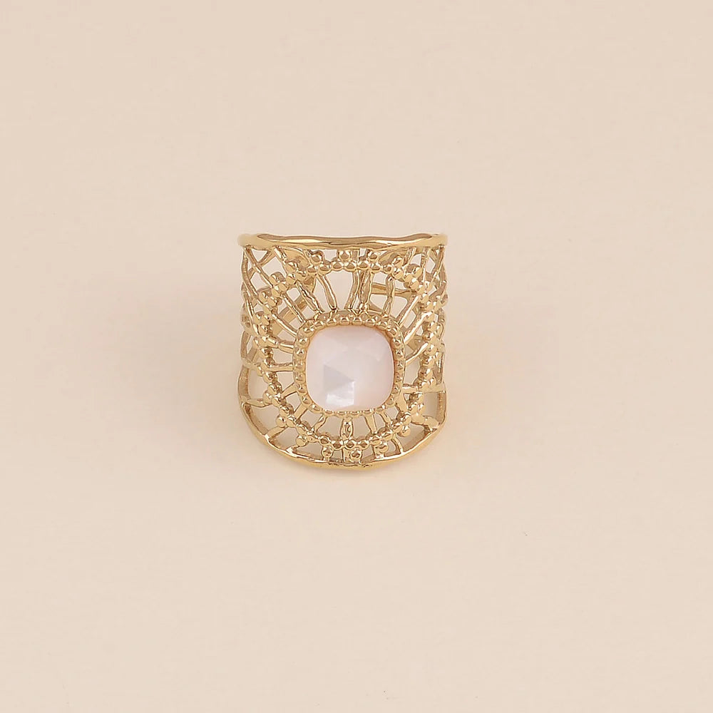 Bague Angelina nacre acier doré anneau ajouré motif solaire ajustable