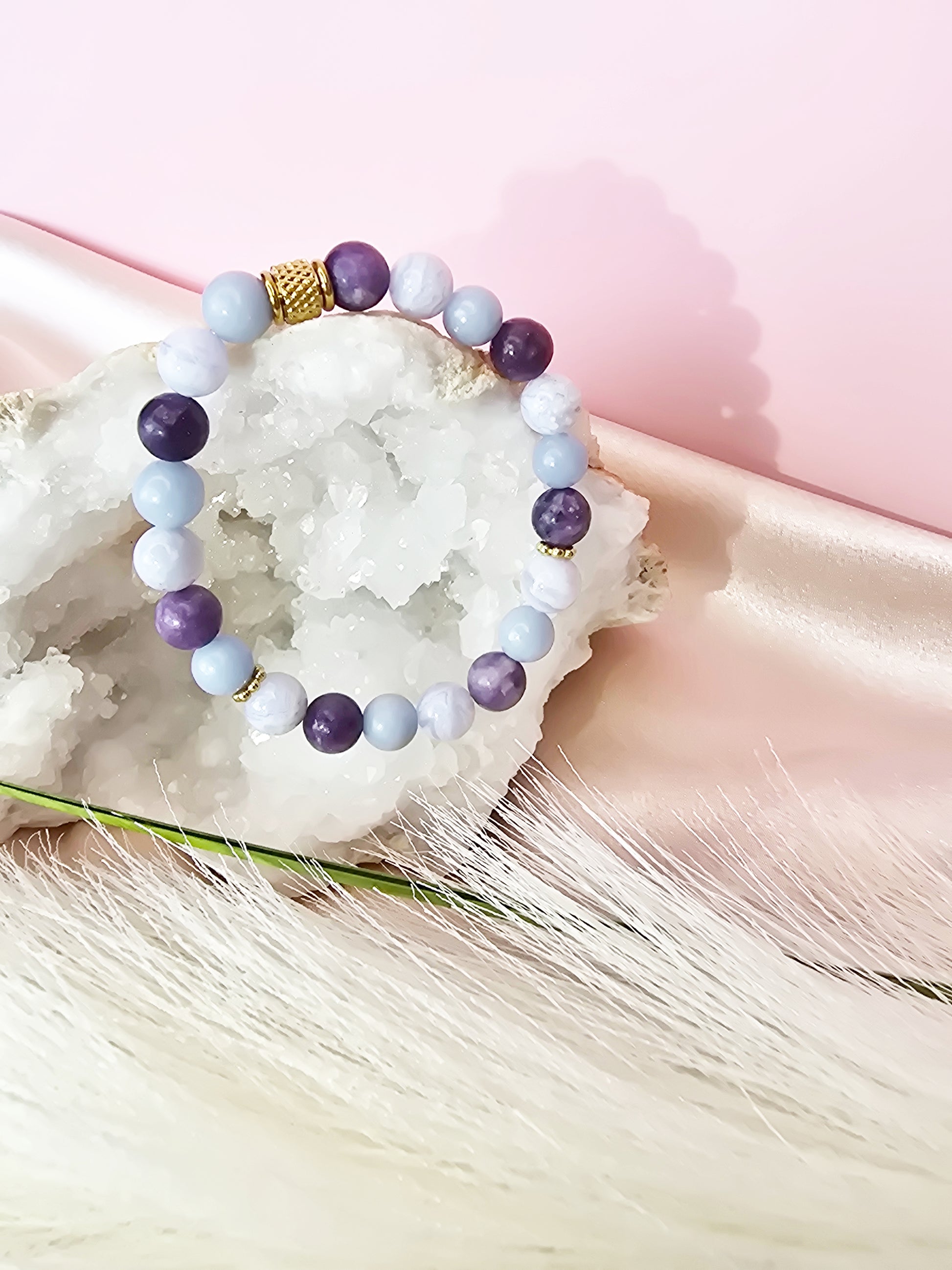 Caresse céleste : Calcédoine bleue, angélite et lépidolite