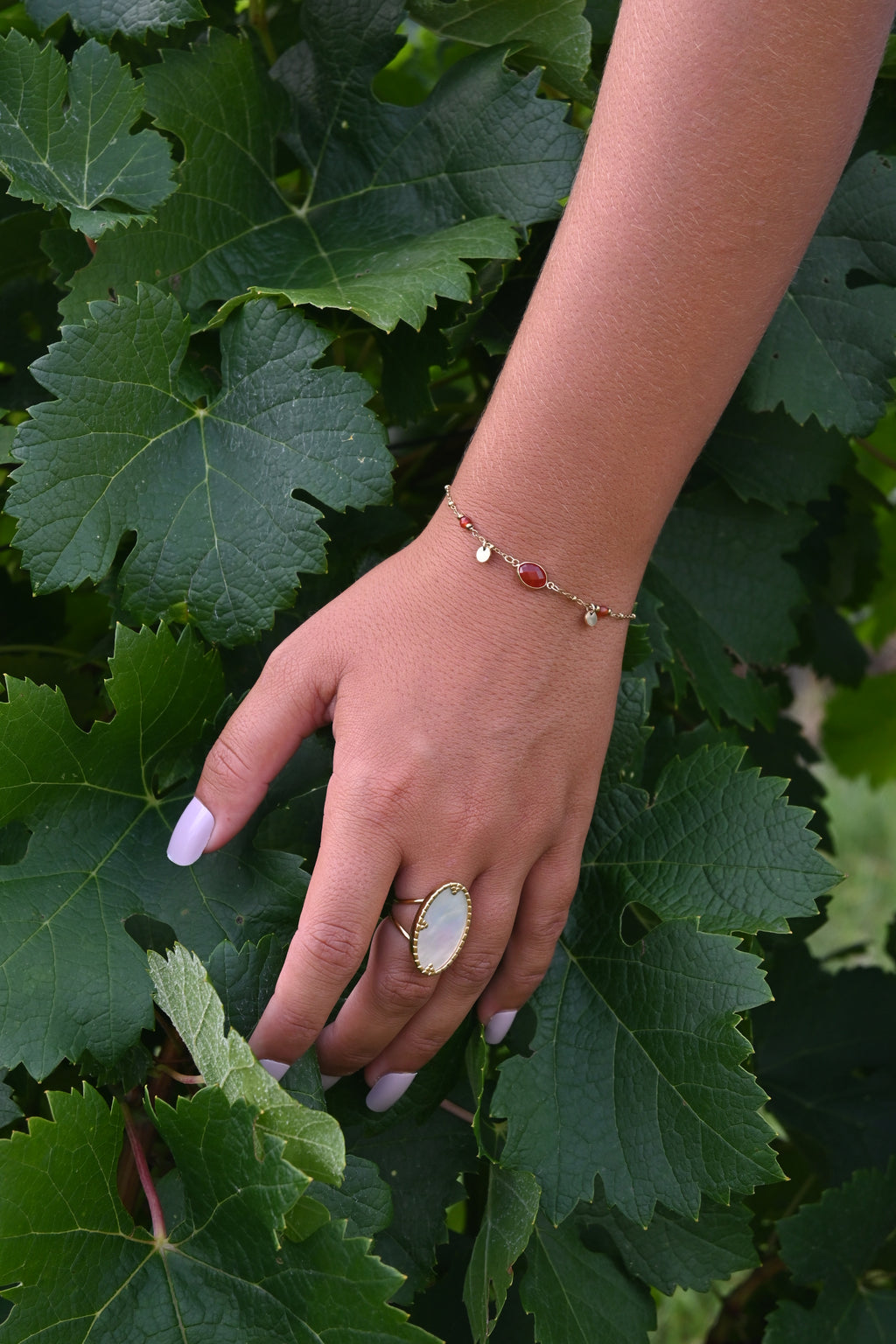 Bague Toscane – Pierre Ovale Nacre & Monture Dorée 4 Griffes
