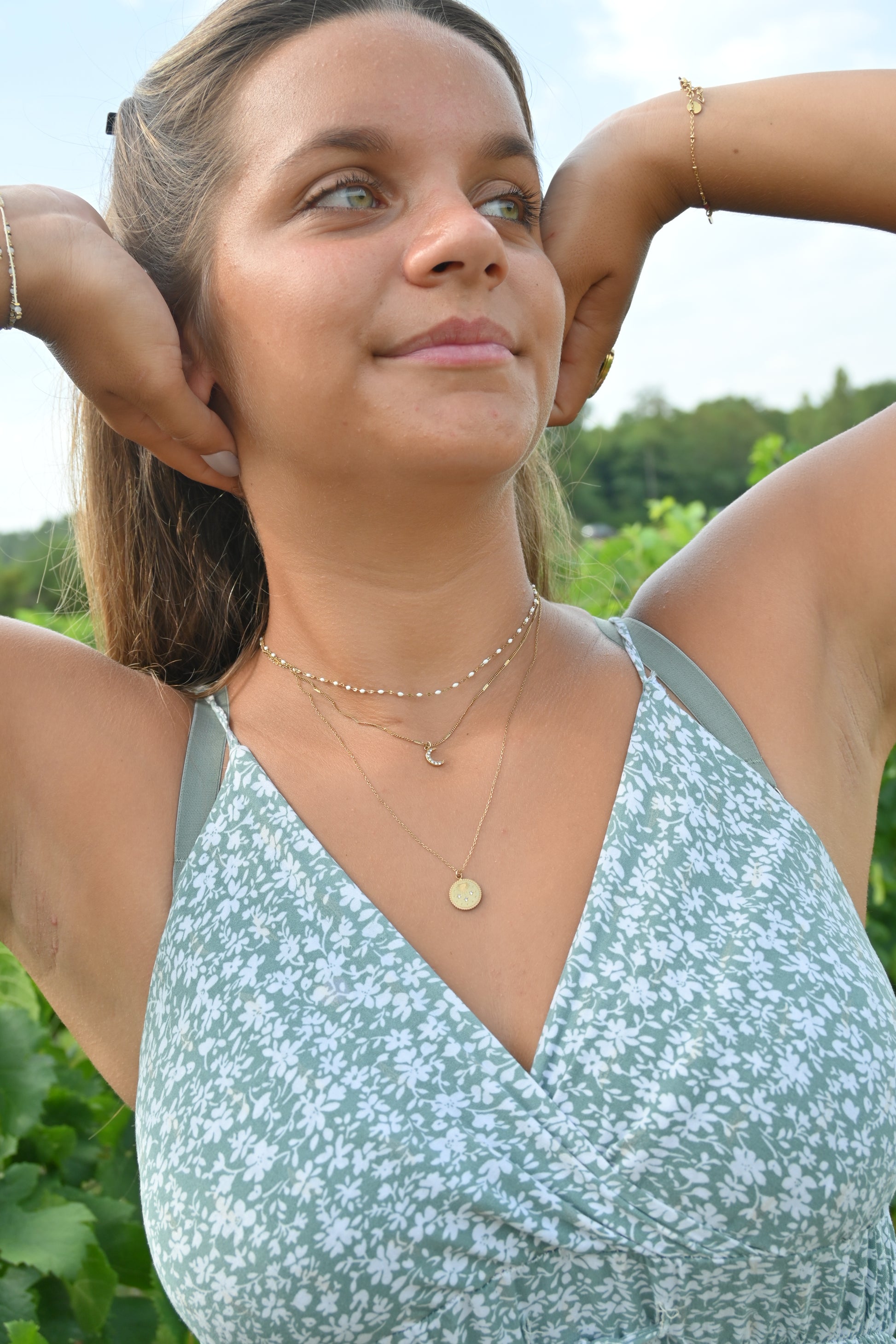 Collier Talia – 3 Rangs Lune, Médaillon Étoiles & Maille Grain de Café Émaillée