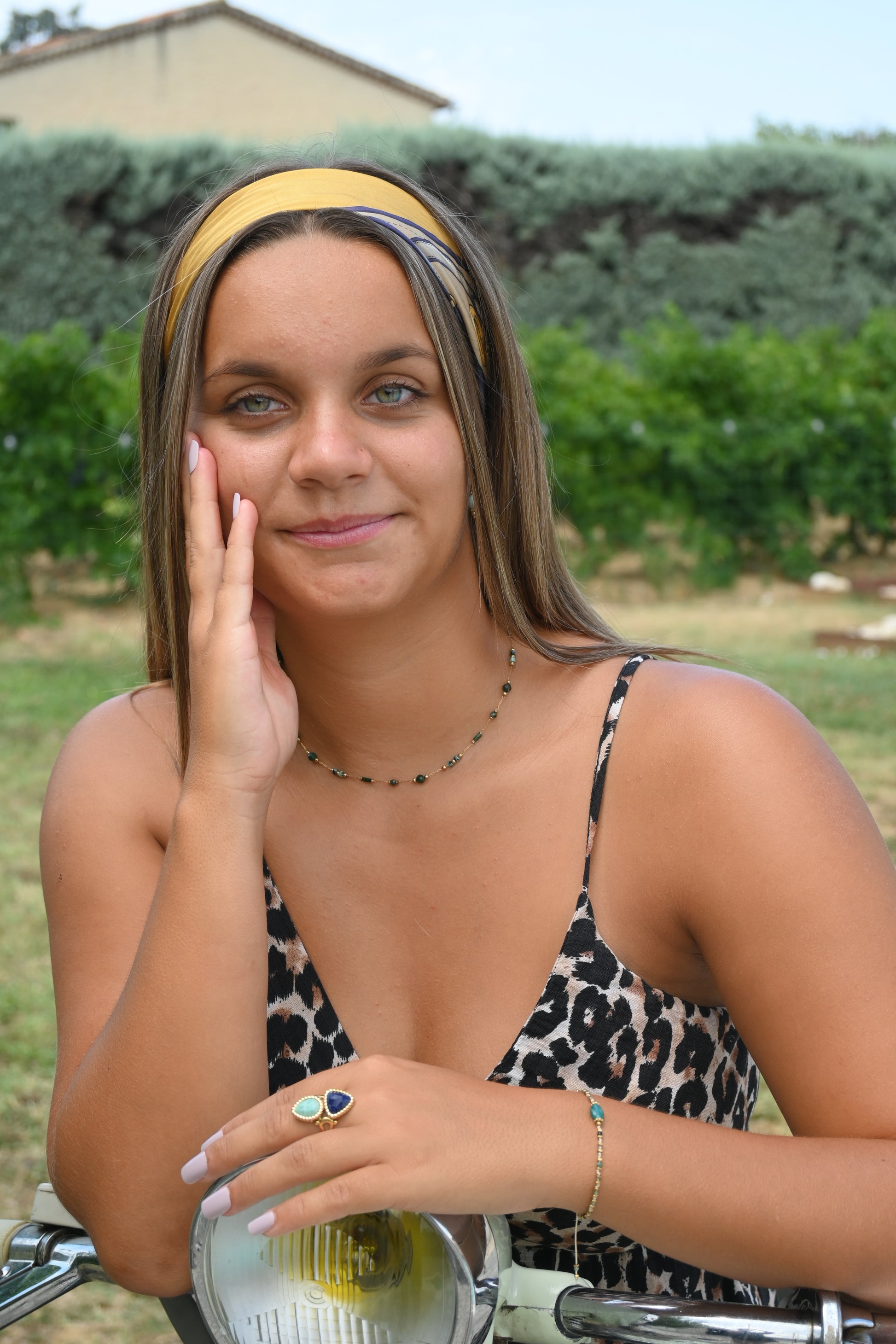 Collier Joye – Chaîne Dorée & Pierres Naturelles