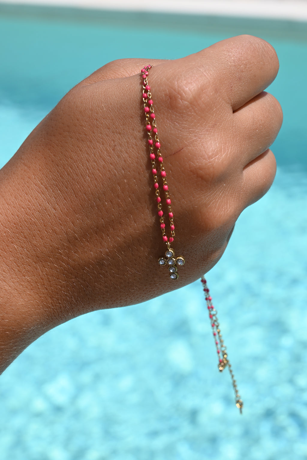 Collier Willo – Chaîne Perles Résine & Croix Zirconium