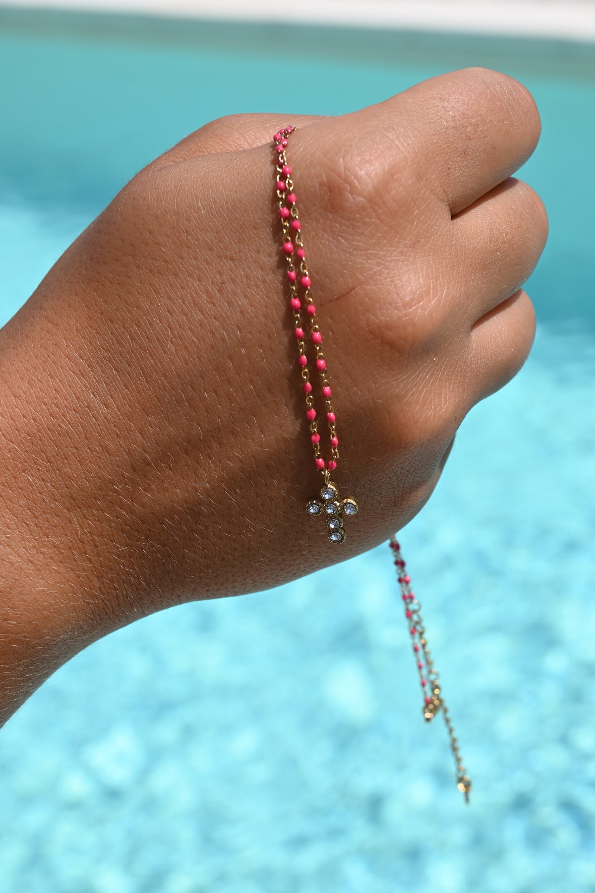 Collier Willo – Chaîne Perles Résine & Croix Zirconium