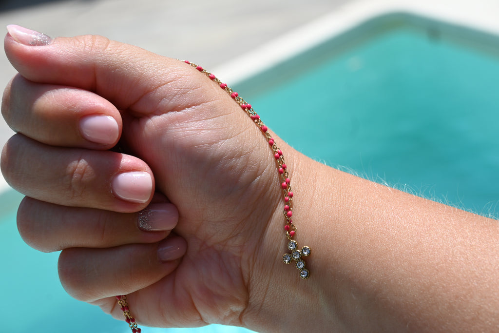 Collier Willo – Chaîne Perles Résine & Croix Zirconium